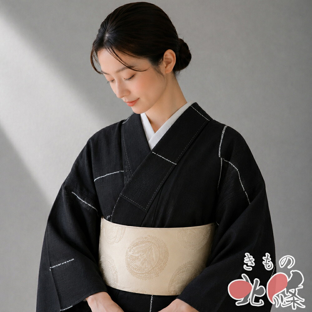 丈163cm(+7) 裄65cm(+3) 袖丈48.5cm(+5) 前幅22.5cm 後幅29cm ※サイズのお直し、承ります。 （身丈のみ、身幅のみのお直しは承っておりません） ※身丈は肩から測っております。 ※()内の数字はお直しで直せる長さを示しています。お仕立て直しの場合は胴裏を付け替えるため、さらに長く直せる場合があります。詳しくはお問い合わせください。 単位：cm 素材 正絹 商品ランク B（数回使用された程度の使用感はありますが、汚れ等もなく綺麗な状態で90点以上の物。） ●着用時期 10月～5月(+-2週間) ●着用シーン お出かけ、観劇、お買い物など ●お色 黒色 結城紬の地に、絞り染めで流線の意匠をあらわした洒落感のある着物です。 ゆるやかな曲線が全体に配され、すっきりとした中にも動きのある表情を見せています。 結城紬ならではのやわらかな風合いに、絞り染めの味わいが重なり、控えめながら印象的な着姿にまとまります。 帯合わせをシンプルに整えることで、素材感と柄の面白さを品よく楽しめる一枚です。 衿にごく薄いシミがございますが、ほぼ分からない程度で着用時には見えず、まだまだご着用いただけるお品物です。 一部商品は実店舗・他サイトでも並行して販売しておりますので売り切れの際はご了承ください。 oga 【　商品ランク表　】ランクは厳しめですのでCランクでしたら全く問題なく着用できます。Dランクでも着用すればわからない程度です。A・・・新品もしくは未使用品で大変綺麗な状態の物。B・・・数回使用された程度の使用感はありますが、汚れ等もなく綺麗な状態で90点以上の物。C・・・使用感が少しあったり、ほとんどわからない程度のシミ汚れはあるが、中古品としては状態の良い物で80点以上の物。D・・・多少のシミ汚れがあり使用感はあるが、古着にご理解のある方なら着用できる程度の物で60点以上の物。E・・・気になるシミ汚れキズ等があり、練習用・リメイク材料などに適す物。【　仕立て直し承ります　】着物 裄直し・・・9,350円着物 袖丈直し・・・8,250円着物 袖の作り直し・・・11,000円着物 袷 仕立て直し（洗い張り＋仕立て＋新品胴裏＋新品八掛）・・・44,000円着物 単衣 仕立て直し（洗い張り＋仕立て＋新品の居敷当・衿裏・背布施）・・・37,400円着物 パールトーン・・・12,100円帯 パールトーン・・・8,800円※税込価格での表記をしております。上記は参考価格になります。仕立て直しは着物をほどいてみないと正直わからない部分がどうしてもございます。ほどいた後に「希望通りの長さがでない」「出した際に跡が残ってしまう」等がございましたら、お客様に続行かキャンセルかをご判断頂きますので、その際は速やかにご返信頂けますようお願い申し上げます。その時点でのお仕立て直しのキャンセル（商品のキャンセルも含む）に関しては一切の請求はございません。何卒ご理解賜りますようお願い申し上げます。※仕立てにつきましてはクーポン対象外となります。丈163cm(+7) 裄65cm(+3) 袖丈48.5cm(+5) 前幅22.5cm 後幅29cm ※サイズのお直し、承ります。 （身丈のみ、身幅のみのお直しは承っておりません） ※身丈は肩から測っております。 ※()内の数字はお直しで直せる長さを示しています。お仕立て直しの場合は胴裏を付け替えるため、さらに長く直せる場合があります。詳しくはお問い合わせください。 単位：cm 素材 正絹 商品ランク B（数回使用された程度の使用感はありますが、汚れ等もなく綺麗な状態で90点以上の物。） ●着用時期 10月～5月(+-2週間) ●着用シーン お出かけ、観劇、お買い物など ●お色 黒色 結城紬の地に、絞り染めで流線の意匠をあらわした洒落感のある着物です。 ゆるやかな曲線が全体に配され、すっきりとした中にも動きのある表情を見せています。 結城紬ならではのやわらかな風合いに、絞り染めの味わいが重なり、控えめながら印象的な着姿にまとまります。 帯合わせをシンプルに整えることで、素材感と柄の面白さを品よく楽しめる一枚です。 衿にごく薄いシミがございますが、ほぼ分からない程度で着用時には見えず、まだまだご着用いただけるお品物です。 一部商品は実店舗・他サイトでも並行して販売しておりますので売り切れの際はご了承ください。 oga 着用シーンにより、和装小物（帯締め/帯揚げ/草履バッグ）や帯/着物の組み合わせが変わることがあります。ご不明点・ご相談がございましたら、お気軽にお問い合わせ下さい。