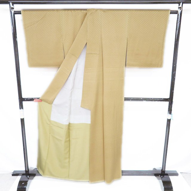 【 中古 】 色無地 リサイクル着物 正絹 袷 紋なし 作家物 落款 地模様 市松模様 金通し 黄朽葉色 身丈160.5cm 裄65.5cm M A1192-5 [和服 お茶会 お茶席 茶道 アウトレット きもの kimono 送料無料 きもの北條]