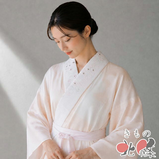 丈138cm(+6) 裄66cm(+1) 袖丈54cm(+3.5) ※身丈は肩から測っております。 ※()内の数字はお直しで直せる長さを示しています。お仕立て直しの場合は胴裏を付け替えるため、さらに長く直せる場合があります。詳しくはお問い合わせください。 単位：cm 素材 正絹 商品ランク A（新品もしくは未使用品で大変綺麗な状態の物。） ●お色 赤香色 未使用の美しいお品物です。 写真に写っている襦袢のみの販売で紐等の付属品はついておりません。 一部商品は実店舗・他サイトでも並行して販売しておりますので売り切れの際はご了承ください。 n 【　商品ランク表　】ランクは厳しめですのでCランクでしたら全く問題なく着用できます。Dランクでも着用すればわからない程度です。A・・・新品もしくは未使用品で大変綺麗な状態の物。B・・・数回使用された程度の使用感はありますが、汚れ等もなく綺麗な状態で90点以上の物。C・・・使用感が少しあったり、ほとんどわからない程度のシミ汚れはあるが、中古品としては状態の良い物で80点以上の物。D・・・多少のシミ汚れがあり使用感はあるが、古着にご理解のある方なら着用できる程度の物で60点以上の物。E・・・気になるシミ汚れキズ等があり、練習用・リメイク材料などに適す物。【　仕立て直し承ります　】着物 裄直し・・・9,350円着物 袖丈直し・・・8,250円着物 袖の作り直し・・・11,000円着物 袷 仕立て直し（洗い張り＋仕立て＋新品胴裏＋新品八掛）・・・44,000円着物 単衣 仕立て直し（洗い張り＋仕立て＋新品の居敷当・衿裏・背布施）・・・37,400円着物 パールトーン・・・12,100円帯 パールトーン・・・8,800円※税込価格での表記をしております。上記は参考価格になります。仕立て直しは着物をほどいてみないと正直わからない部分がどうしてもございます。ほどいた後に「希望通りの長さがでない」「出した際に跡が残ってしまう」等がございましたら、お客様に続行かキャンセルかをご判断頂きますので、その際は速やかにご返信頂けますようお願い申し上げます。その時点でのお仕立て直しのキャンセル（商品のキャンセルも含む）に関しては一切の請求はございません。何卒ご理解賜りますようお願い申し上げます。※仕立てにつきましてはクーポン対象外となります。丈138cm(+6) 裄66cm(+1) 袖丈54cm(+3.5) ※身丈は肩から測っております。 ※()内の数字はお直しで直せる長さを示しています。お仕立て直しの場合は胴裏を付け替えるため、さらに長く直せる場合があります。詳しくはお問い合わせください。 単位：cm 素材 正絹 商品ランク A（新品もしくは未使用品で大変綺麗な状態の物。） ●お色 赤香色 未使用の美しいお品物です。 写真に写っている襦袢のみの販売で紐等の付属品はついておりません。 一部商品は実店舗・他サイトでも並行して販売しておりますので売り切れの際はご了承ください。 n 着用シーンにより、和装小物（帯締め/帯揚げ/草履バッグ）や帯/着物の組み合わせが変わることがあります。ご不明点・ご相談がございましたら、お気軽にお問い合わせ下さい。