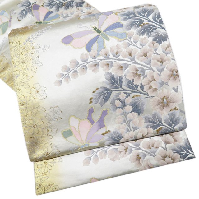 サイズ 439cm x 31cm 素材 正絹 商品ランク B（数回使用された程度の使用感はありますが、汚れ等もなく綺麗な状態で90点以上の物。） ●お色 多色 金銀 中無地に薄汚れ(黒線)がございますが、まだまだご着用いただけるお品物です。 一部商品は実店舗・他サイトでも並行して販売しておりますので売り切れの際はご了承ください。 ki- 【　商品ランク表　】ランクは厳しめですのでCランクでしたら全く問題なく着用できます。Dランクでも着用すればわからない程度です。A・・・新品もしくは未使用品で大変綺麗な状態の物。B・・・数回使用された程度の使用感はありますが、汚れ等もなく綺麗な状態で90点以上の物。C・・・使用感が少しあったり、ほとんどわからない程度のシミ汚れはあるが、中古品としては状態の良い物で80点以上の物。D・・・多少のシミ汚れがあり使用感はあるが、古着にご理解のある方なら着用できる程度の物で60点以上の物。E・・・気になるシミ汚れキズ等があり、練習用・リメイク材料などに適す物。【　仕立て直し承ります　】着物 裄直し・・・9,350円着物 袖丈直し・・・8,250円着物 袖の作り直し・・・11,000円着物 袷 仕立て直し（洗い張り＋仕立て＋新品胴裏＋新品八掛）・・・44,000円着物 単衣 仕立て直し（洗い張り＋仕立て＋新品の居敷当・衿裏・背布施）・・・37,400円着物 パールトーン・・・12,100円帯 パールトーン・・・8,800円※税込価格での表記をしております。上記は参考価格になります。仕立て直しは着物をほどいてみないと正直わからない部分がどうしてもございます。ほどいた後に「希望通りの長さがでない」「出した際に跡が残ってしまう」等がございましたら、お客様に続行かキャンセルかをご判断頂きますので、その際は速やかにご返信頂けますようお願い申し上げます。その時点でのお仕立て直しのキャンセル（商品のキャンセルも含む）に関しては一切の請求はございません。何卒ご理解賜りますようお願い申し上げます。※仕立てにつきましてはクーポン対象外となります。サイズ 439cm x 31cm 素材 正絹 商品ランク B（数回使用された程度の使用感はありますが、汚れ等もなく綺麗な状態で90点以上の物。） ●お色 多色 金銀 中無地に薄汚れ(黒線)がございますが、まだまだご着用いただけるお品物です。 一部商品は実店舗・他サイトでも並行して販売しておりますので売り切れの際はご了承ください。 ki- 着用シーンにより、和装小物（帯締め/帯揚げ/草履バッグ）や帯/着物の組み合わせが変わることがあります。ご不明点・ご相談がございましたら、お気軽にお問い合わせ下さい。