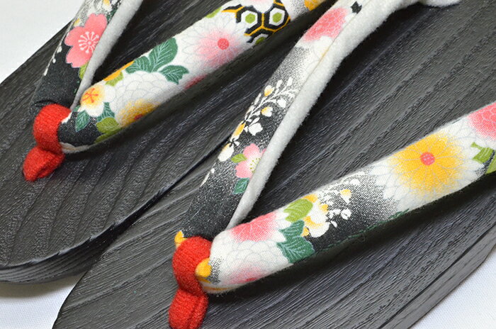 女性用　小花刺繍下駄　黒台×白・黒（鼻緒/菊）　LLサイズ（26cm）　【大きいサイズ】【浴衣】【単品】【レディース】【wooden clogs】【geta】