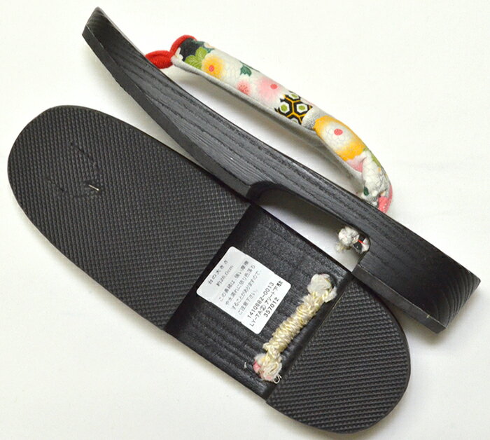 女性用　小花刺繍下駄　黒台×白・黒（鼻緒/菊）　LLサイズ（26cm）　【大きいサイズ】【浴衣】【単品】【レディース】【wooden clogs】【geta】