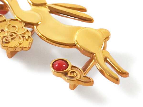 帯留 うさぎ ゴールド 赤サンゴ 単品 三分紐を通す 可愛い 帯留め 帯どめ 小紋 洒落着 カジュアル パーティー クリスマス お正月 和装小物 着物 和服 和装 帯飾り 箱入り ギフト アクセサリー