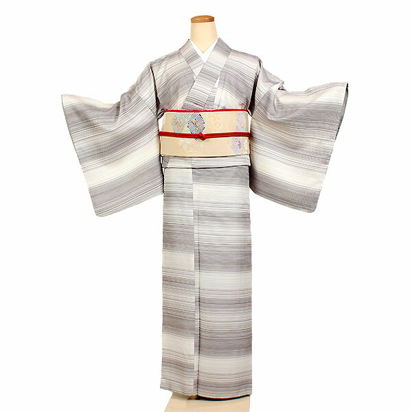 ご予約についてのお問い合わせ 着物のサイズやご予約についてご不明な点がございましたら、電話・メールにてお気軽にお問合せくださいませ。 ■TEL：0120-61-1717 ■MAIL：info@kimono-rental.net　 　 　 　　 　 　・・・・商品詳細・・・・ ■地色：グレー系／柄：横縞文様 横縞がグレーの濃淡で上品にデザインされた小紋。 シンプルながらも深い味わいと洗練された雰囲気を演出し、 年代を問わずお召しいただける一着です。 ■表地・八掛：ポリエステル　裏地：ポリエステル ■寸法：身丈164cm・裄67cm・袖丈49m ■対応サイズ 身長：150〜160cmくらい ヒップまわり：約95cmくらいの方までお召し頂けます。 *** 往復送料無料（北海道・沖縄・一部離島を除く）、クリーニング不要*** 帯・帯締め・帯揚げの小物等は地色等、お着物にあわせて当社にてセット致します。 レンタル規約をご確認頂いた上でのお申し込みとさせて頂いております。 ご不明な点等ございましたら、御気軽にお問い合わせ下さい。