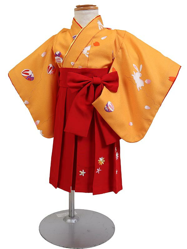 ご予約についてのお問い合わせ 着物のサイズやご予約についてご不明な点がございましたら、電話・メールにてお気軽にお問合せくださいませ。 ■TEL：0120-61-1717 ■MAIL：info@kimono-rental.net商品詳細〔 ベビー着物レンタル 〕 ■色：黄色系×赤系 ■柄：うさぎなど 着物と袴がつながった一体型。 マジックテープでワンタッチらくらく着付け！ ■生地：合成繊維 ■寸法身丈56cm・裄32cm・袖丈31cm ■対応サイズ 対応身長：～80cm前後(0～1歳) ※詳しくは着物選びのポイントをご確認ください。 レンタル期間は「3泊4日」になります。 通常、ご利用日2日前にお届け、ご利用日翌日までにご返送頂きます。延長レンタルも承っております。 ご注文前に レンタル規約をご確認下さい。 ご不明な点等ございましらお気軽にお問い合わせ下さいませ。