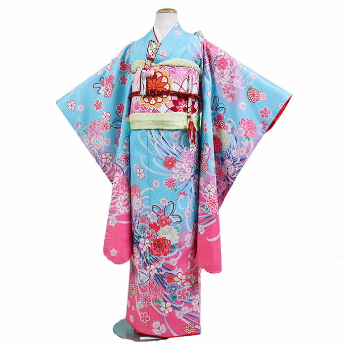 ご予約についてのお問い合わせ 着物のサイズやご予約についてご不明な点がございましたら、電話・メールにてお気軽にお問合せくださいませ。 ■TEL：0120-61-1717 ■MAIL：info@kimono-rental.net&nbsp; &nbsp; &nbsp; 　・・・・商品詳細・・・・ 　■地色：水色　/　柄：古典柄、四季花(桜、菊) 　など 水色地に、四季折々の花がデザインされた7歳用のお着物。 生地はワンランク上の上質なポリエステル地を使用しており、 上前には金駒刺繍がほどこされた高級感漂う一着です。 　■表地・裏地：高級ポリエステル 　■寸法　 　身丈 約132cm・裄 約54cm・袖丈 約76.5cm　 　■適応サイズ　 　適応身長：115cm〜125cm位　 　　(7歳の標準サイズに調整済みです。※簡単なサイズ調整が必要な場合がございます。) 　■セット内容 　着物、長襦袢（半衿付き）、結び帯、帯締め、帯揚げ、しごき、ハコセコ、ビラカン、扇子、 草履、バック 　腰紐3本、伊達締め1本、髪飾り、足袋(新品プレゼント) 　　※帯締めの色味や襦袢の半衿の色柄が変更になる場合がございます。ご了承くださいませ。 　　※肌着はご自宅のタンクトップ等で代用頂きますようお願い致します。 　レンタル期間は「3泊4日」になります。 　通常、ご利用日2日前にお届け、ご利用日翌日までにご返送頂きます。 　延長レンタルも承っております。 　レンタル規約をご確認頂いた上でのお申し込みとさせて頂いております。 　ご不明な点等ございましらお気軽にお問い合わせ下さい。 &nbsp;