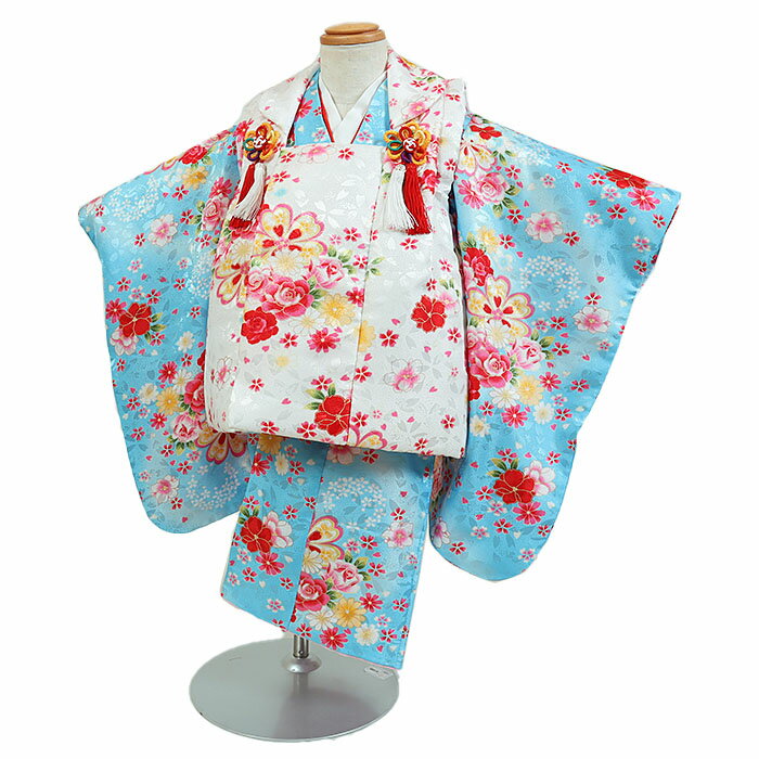 ご予約についてのお問い合わせ 着物のサイズやご予約についてご不明な点がございましたら、電話・メールにてお気軽にお問合せくださいませ。 ■TEL：0120-61-1717 ■MAIL：info@kimono-rental.net商品詳細〔 被布セットレンタル 〕 ■地色：水色×白 / 柄：四季花 被布は帯結びの必要がないため、ご自宅で誰にでも簡単にお着付けが出来ます。 ■表地・裏地：合成繊維 ■寸法 身丈 約68cm・裄 約37cm・袖丈 約50cm　 ■対応サイズ 身長90cm〜100cm位 3歳の標準サイズに調整済みです。簡単な調整が必要になる場合がございます。 ■セット内容 着物・被布コート・長襦袢・草履・足袋・腰紐2本・巾着・髪飾り ※肌着はご自宅のタンクトップ等で代用頂きますようお願い致します。 ※小物類の色などが変更になる場合がございます。 レンタル期間は「3泊4日」になります。 通常、ご利用日2日前にお届け、ご利用日翌日までにご返送頂きます。 延長レンタルも承っております。 ご注文前に レンタル規約をご確認下さい。 ご不明な点等ございましらお気軽にお問い合わせ下さいませ。