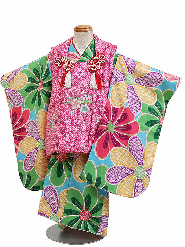 ご予約についてのお問い合わせ 着物のサイズやご予約についてご不明な点がございましたら、電話・メールにてお気軽にお問合せくださいませ。 ■TEL：0120-61-1717 ■MAIL：info@kimono-rental.net商品詳細〔 被布セットレンタル 〕 ■地色：ピンク系×水色系/ 柄：四季花など 被布は帯結びの必要がないため、ご自宅で誰にでも簡単にお着付けが出来ます。 ■表地・裏地：合成繊維 ■寸法 身丈 約76cm・裄 約41m・袖丈 約57cm ■対応サイズ 身長90cm〜100cm位 3歳の標準サイズに調整済みです。簡単な調整が必要になる場合がございます。 ■セット内容 着物・被布コート・長襦袢・草履・足袋・腰紐2本・巾着・髪飾り ※肌着はご自宅のタンクトップ等で代用頂きますようお願い致します。 ※小物類の色などが変更になる場合がございます。 レンタル期間は「3泊4日」になります。 通常、ご利用日2日前にお届け、ご利用日翌日までにご返送頂きます。 延長レンタルも承っております。 ご注文前に レンタル規約をご確認下さい。 ご不明な点等ございましらお気軽にお問い合わせ下さいませ。