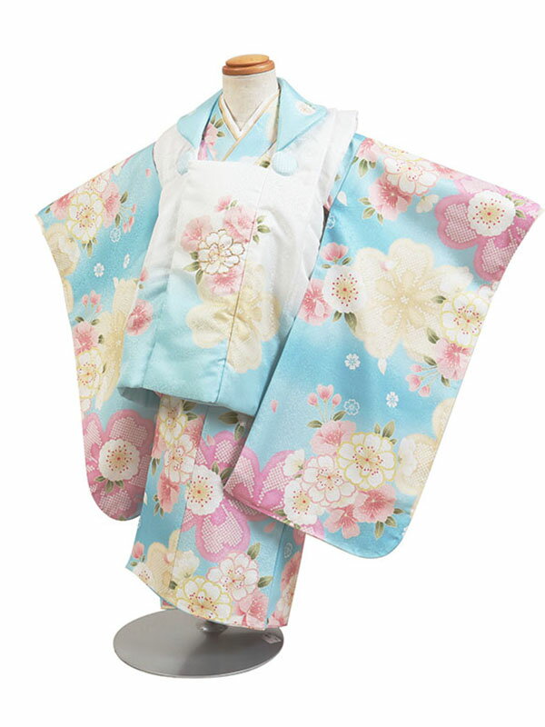 ご予約についてのお問い合わせ 着物のサイズやご予約についてご不明な点がございましたら、電話・メールにてお気軽にお問合せくださいませ。 ■TEL：0120-61-1717 ■MAIL：info@kimono-rental.net商品詳細〔 被布セットレンタル 〕 ■地色：白系×水色系/ 柄：四季花など 被布は帯結びの必要がないため、ご自宅で誰にでも簡単にお着付けが出来ます。 ■表地・裏地：合成繊維 ■寸法 身丈 約76cm・裄 約41m・袖丈 約57cm ■対応サイズ 身長90cm〜100cm位 3歳の標準サイズに調整済みです。簡単な調整が必要になる場合がございます。 ■セット内容 着物・被布コート・長襦袢・草履・足袋・腰紐2本・巾着・髪飾り ※肌着はご自宅のタンクトップ等で代用頂きますようお願い致します。 ※小物類の色などが変更になる場合がございます。 レンタル期間は「3泊4日」になります。 通常、ご利用日2日前にお届け、ご利用日翌日までにご返送頂きます。 延長レンタルも承っております。 ご注文前に レンタル規約をご確認下さい。 ご不明な点等ございましらお気軽にお問い合わせ下さいませ。