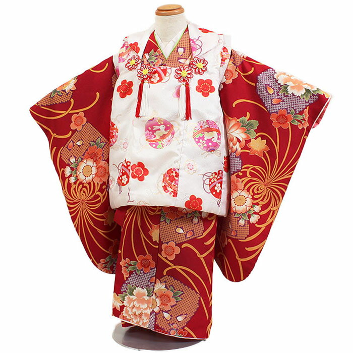 ご予約についてのお問い合わせ 着物のサイズやご予約についてご不明な点がございましたら、電話・メールにてお気軽にお問合せくださいませ。 ■TEL：0120-61-1717 ■MAIL：info@kimono-rental.net&nbsp; 　・・・・商品詳細・・・・ 　地色：白×えんじ 　柄：桜、菊、牡丹、うさぎ　など 　■表地・裏地：合成繊維 　■寸法　身丈 約78cm・裄 約42cm 　■適応身長：95cm〜105cm位　(3歳の標準サイズに調整済みです。) 　※簡単なサイズ調整が必要な場合がございます。 　■セット内容：着物・被布コート・長襦袢・草履・足袋・腰紐2本・巾着・髪飾り 　※長襦袢の半衿・足袋・草履・巾着・髪飾り等、小物が変更になる場合がございます。 　被布は帯結びの必要がないため、ご自宅で誰にでも簡単にお着付けが出来ます。 　■レンタル期間は「3泊4日」になります。 　通常、ご利用日の2日前にお届け、ご利用日の翌日夕方頃までにご返送頂きます。 　延長レンタルも承っております。 　レンタル規約をご確認頂いた上でのお申し込みとさせて頂いております。 　ご不明な点等ございましら御気軽にお問い合わせ下さい &nbsp;