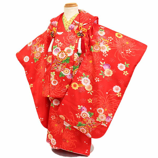 ご予約についてのお問い合わせ 着物のサイズやご予約についてご不明な点がございましたら、電話・メールにてお気軽にお問合せくださいませ。 ■TEL：0120-61-1717 ■MAIL：info@kimono-rental.net&nbsp; 　 　・・・・商品詳細・・・・ 地色：赤色系 柄：折鶴、四季草花 など ■表地・裏地：ポリエステル ■着物寸法 身丈 約77cm・裄 約40cm・袖丈 約56cm　 ■適応サイズ 適応身長：90cm〜100cm位　(3歳の標準サイズに調整済みです。) ※簡単なサイズ調整が必要な場合がございます。 ■セット内容：着物・被布コート・長襦袢・草履・足袋・腰紐2本・巾着・髪飾り (※長襦袢の半衿・足袋・草履・巾着・髪飾り等、小物が変更になる場合がございます。) ■帯結びの必要がないため、ご自宅で誰にでも簡単にお着付けが出来ます。 レンタル規約をご確認頂いた上でのお申し込みとさせて頂いております。 ご不明な点等ございましら御気軽にお問い合わせ下さい &nbsp; &nbsp;