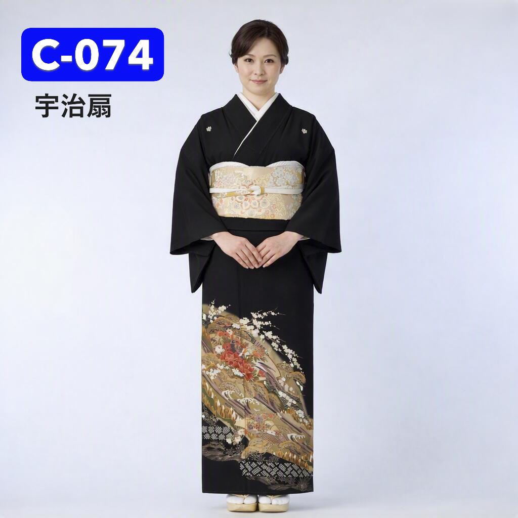 黒留袖「宇治扇」フルレンタルセット 商品番号：C-074 以下の日程はお貸し出しができません。 こちらの商品は「何着でもお家で試着無料」対象商品です。 「宇治扇」の試着を希望されるお客さまは下記の商品ページから商品番号：C-074を選択の上ご注文ください。 商品番号：【C-074】 商品名 宇治扇 商品の特徴 素材 合成繊維 着物寸法 身丈 160m／裄 65cm／前幅 24cm／後幅 30cm ※平置き採寸のため、多少の誤差は生じることがあります。 対応目安体型 身長：155〜162cm／ヒップ：〜97cm／ 洋服サイズ：7〜11号位まで ※標準体型向け。サイズがご不安な方は事前にご相談ください。 コーディネート 留袖(着物)以外の帯や小物などはプロの見立てでコーディネートいたします。 ご要望などのあるお客様は備考欄に具体的にご記入ください。 注意事項 モニター表示と実物とは多少異なる場合があります。予めご了承下さい。 ※試着は本番前の確認用であり、外出・ご使用は不可となります。 ※試着後はそのままご返送ください。（クリーニング不要） ※希望者多数の場合、日程調整をお願いすることがあります。 お家で試着をご希望される方は、こちらの商品ページから 「商品番号C-074」を選んで、ご注文をお願いいたします。 ▼　▼　▼ ホテル・式場へのお届け・ご返却もOK！ ご注文の際、お届け先に「式場名・ご担当者名・ご住所・お電話番号」などをご入力いただき、備考欄に「ご両家名・ご着用者名」などをご入力ください。 ホテル・式場様には、下記のようにお伝えください。 ご利用時 「挙式日2日前に商品が届きます。不備があればすぐにご連絡ください。」 ご返却時 会場スタッフ様へ「ヤマト運輸の集荷手配をお願いします。」と依頼してください。 返却用のヤマト運輸の送り状はお荷物の中に同梱しております物をご利用ください。 全商品はこちら