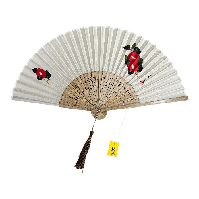 商品情報素材扇面：シルク100％扇骨：孟宗竹サイズ長さ：約21cm（畳んだ状態）巾：約2.5cm房：約8cm注意※商品の撮影には最大限注意を払っておりますが、閲覧時のモニター環境によりましては実際の商品と若干違うお色味に映ることもございます。【送料無料】竹久夢二 シルク扇子 つばき せんす おしゃれ 夢二 扇子 絹 透け感が涼し気なシルク扇子曲げや圧力に対する抵抗性が強い孟宗竹を使用。 竹久夢二（1894～1934）大正ロマンを代表する画家であり、日本のグラフィックデザインの先駆者として名高い竹久夢二は大胆な柄行きとポップでどこか懐かしい色づかいが人気です。 5