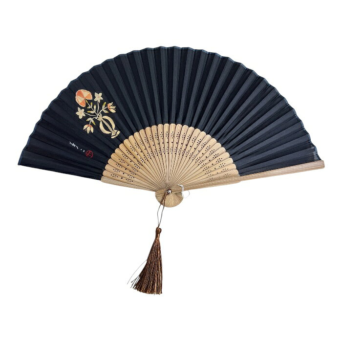 商品情報素材扇面：シルク100％扇骨：孟宗竹サイズ長さ：約21cm（畳んだ状態）巾：約2.5cm房：約8cm注意※商品の撮影には最大限注意を払っておりますが、閲覧時のモニター環境によりましては実際の商品と若干違うお色味に映ることもございます。【送料無料】竹久夢二 シルク扇子 なでしこ せんす おしゃれ 夢二 扇子 絹 透け感が涼し気なシルク扇子曲げや圧力に対する抵抗性が強い孟宗竹を使用。 竹久夢二（1894～1934）大正ロマンを代表する画家であり、日本のグラフィックデザインの先駆者として名高い竹久夢二は大胆な柄行きとポップでどこか懐かしい色づかいが人気です。 5