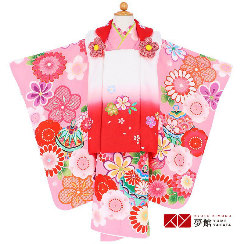 七五三きものコレクション 【HOT KEYWORD】七五三 着物 3歳 三歳 女の子 男の子 男児 女児 着物 貸衣装 rental ひな祭り 雛祭り 桃の節句 子供の日 端午の節句 初節句 誕生日 パーティ 子供 きものセット 被布セット&nbsp; 品番／品名 K052／【三歳女児被布】白赤暈し×ピンク　梅菊に鈴 素材 ポリエステル 適応身長 約90cm〜100cmまで 着物寸法 身丈 77cm / 袖丈 57cm / 裄　42cm 草履サイズ 18cm（ワンサイズのみ） 小物 ※画像の小物は参考となります。 当店にてコーディネートさせて頂きます。※Web限定商品です。こちらの商品は、お下見していただけません ご注意 ※ ご利用日時点で予想されるお子様の足サイズをご選択下さい。(足袋参考。草履・雪駄はワンサイズです) ※ 移動時に靴をお履きになる場合、留め具がマジックテープの靴はお避け下さい。万一着物や長襦袢の裾が巻き込まれますと生地が痛みますので仕立て直しが必要となリ、別途ご請求対象となります。 ※ 小さなお子様が着用されますので修復不可能な汚れや破損が起こる場合があります。ご用意が難しい場合はやむを得ず急遽商品のご変更をお願いすることがあります。変更にかかるレンタル料金の増減は実価格で精算させていただきます。何卒ご了承ください。 きもの安心保険 『きもの安心保険』 にご加入いただきますと、通常のクリーニングでは落としきれない特別メンテナンス料金のご請求はいたしません。 ただし、修復困難な汚れ、破損・紛失、香水をされた場合は保険対象外です。 スタッフコメント 1) 着物　2) 被布　3) 襦袢　4)腰ひも(2本)　5)6) 巾着・草履　7)髪飾り(おまかせ) 8) 足袋（サービス品） ★お客様でご用意いただくのは補正用具(タオル等)だけでOK！ ご利用の流れ 直近のご予約はご利用日の一週間前を目途にご注文下さい。 それ以降はお届けがご利用日2日前、または前日になる場合がございます。 北海道・青森・秋田・長崎(一部地域)・鹿児島(一部地域)・沖縄はご注文からお届けまで最短でも店休日を除き3日程度お時間がかかります。 流れを詳しく見る ご予約前にご確認くださいご予約状況 カレンダーの更新がリアルタイムでは無い為、稀にご予約が重なりお取りできない場合がございます。その際はご連絡させていただきます。 ※ご着用日が「レンタル可」であれば、前後が「レンタル不可」(×)であってもご予約可能です。 色違い商品