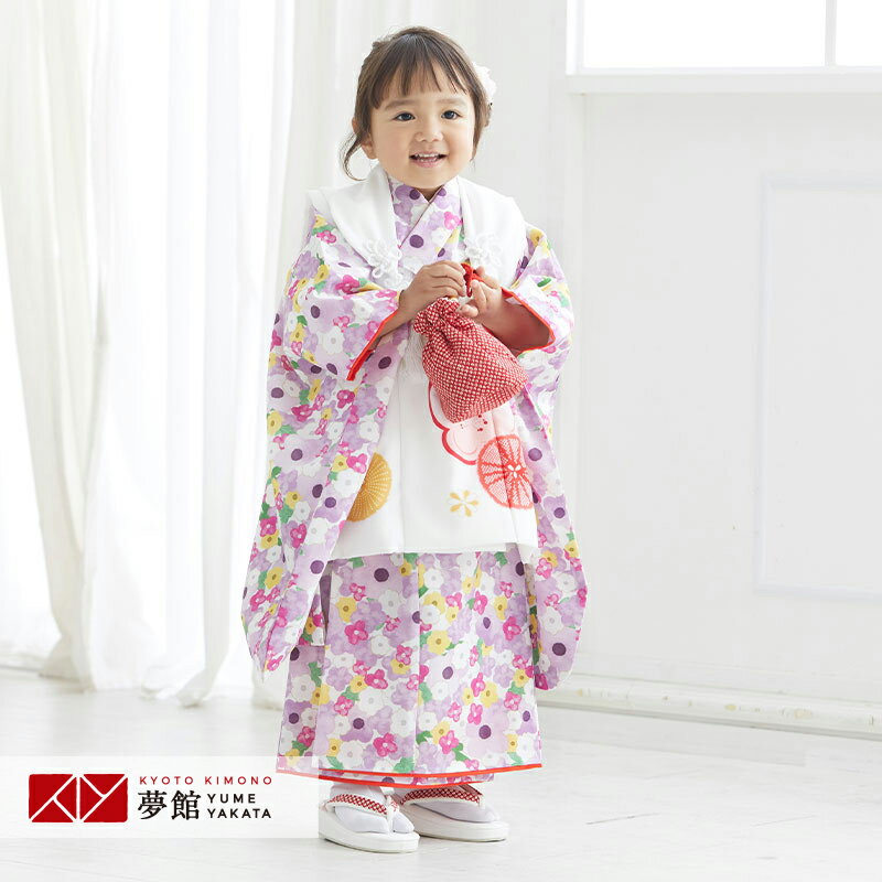 七五三きものコレクション 【HOT KEYWORD】七五三 着物 3歳 三歳 女の子 男の子 男児 女児 着物 貸衣装 rental ひな祭り 雛祭り 桃の節句 子供の日 端午の節句 初節句 誕生日 パーティ 子供 きものセット 被布セット&nbsp;KAGURA 品番／品名 K083／【三歳女児被布】白×白　紫梅小紋(宅) 素材 ポリエステル 適応身長 約90cm〜100cmまで 着物寸法 身丈 76cm / 袖丈 57cm / 裄　38cm 草履サイズ 18cm（ワンサイズのみ） 小物 ※小物の破損の場合はやむを得ず代替品でのご用意となります。 ※モデル画像の髪飾りは付属いたしません。※Web限定商品です。こちらの商品は、お下見していただけません ご注意 ※ ご利用日時点で予想されるお子様の足サイズをご選択下さい。(足袋参考。草履・雪駄はワンサイズです) ※ 移動時に靴をお履きになる場合、留め具がマジックテープの靴はお避け下さい。万一着物や長襦袢の裾が巻き込まれますと生地が痛みますので仕立て直しが必要となリ、別途ご請求対象となります。 ※ 小さなお子様が着用されますので修復不可能な汚れや破損が起こる場合があります。ご用意が難しい場合はやむを得ず急遽商品のご変更をお願いすることがあります。変更にかかるレンタル料金の増減は実価格で精算させていただきます。何卒ご了承ください。 きもの安心保険 『きもの安心保険』 にご加入いただきますと、通常のクリーニングでは落としきれない特別メンテナンス料金のご請求はいたしません。 ただし、修復困難な汚れ、破損・紛失、香水をされた場合は保険対象外です。 スタッフコメント 1) 着物　2) 被布　3) 襦袢　4)腰ひも(2本)　5)6) 巾着・草履　7)髪飾り(おまかせ) 8) 足袋（サービス品） ★お客様でご用意いただくのは補正用具(タオル等)だけでOK！ ご利用の流れ 直近のご予約はご利用日の一週間前を目途にご注文下さい。 それ以降はお届けがご利用日2日前、または前日になる場合がございます。 北海道・青森・秋田・長崎(一部地域)・鹿児島(一部地域)・沖縄はご注文からお届けまで最短でも店休日を除き3日程度お時間がかかります。 流れを詳しく見る ご予約前にご確認くださいご予約状況 カレンダーの更新がリアルタイムでは無い為、稀にご予約が重なりお取りできない場合がございます。その際はご連絡させていただきます。 ※ご着用日が「レンタル可」であれば、前後が「レンタル不可」(×)であってもご予約可能です。 色違い商品