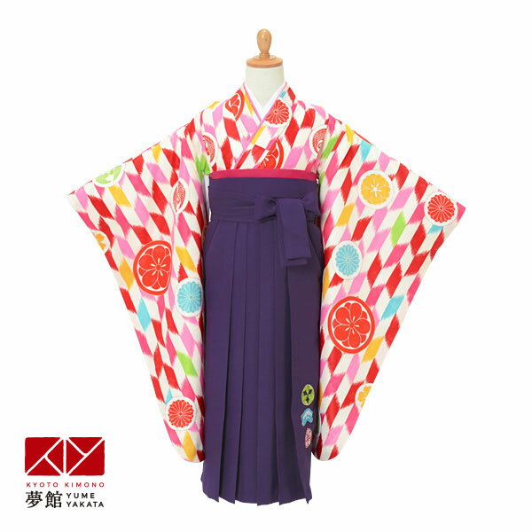 きものコレクション 【HOT KEYWORD】着物 袴 袴レンタル 四つ身 七五三 753 卒園式 幼稚園 保育園 雛祭り 園児 七歳 7歳 初詣 キッズ 子供服 女の子 四つ身袴カテゴリー&nbsp; 品番／品名 NG029／薄黄　矢羽根に丸文様 淡い黄色地に、赤・ピンク・黄色・黄緑で矢羽根を表現し、丸に向かい鶴と丸に菊の文様を散らしたお着物です。伝統柄ながらカラフルな色使いが現代的な一着です。 素材 ポリエステル 適応サイズ 身長 約115cm〜133cmまで &raquo;適用身長外でのご着用について 着物寸法 袖丈76cm / 裄　50cm(※肩揚げ後のサイズ) &raquo;サイズの見方 草履サイズ 21cm(ワンサイズ) 袴 スカートタイプの仕様です。画像で使用の袴番号：P179※袴はなるべく画像で使用の袴や、画像に近いイメージの商品を選ばせていただきますが、予約状況によっては、イメージが変わる場合がございます。強いご希望がある場合は、袴の予約状況をご確認のうえ「ご希望の袴の商品番号」欄にご記入ください。 ※商品番号のみご記載ください。※ブランド・一部オリジナル袴と組み合わせる場合は表記金額に+2,200円がかかります。 小物（半幅帯） 専門のコーディネーターがお着物と袴に合わせてご用意いたします。 ※半衿・草履はおまかせです。 ※画像で使用している小物は一例です。完全に同じ物でのご用意はできかねます。予めご了承ください。 ご注意 ※美容室などプロの着付師の方に着付けてもらう場合、腰ヒモで調節可能です。腰上げは必要ありません。 ※セットの草履サイズは21cmのみです。 ご着用者のお足のサイズと異る場合は、ご撮影時のみご利用ください。足袋は、お足のサイズに合いますようご用意致します。 ※ 小さなお子様が着用されますので修復不可能な汚れや破損が起こる場合があります。ご用意が難しい場合はやむを得ず急遽商品のご変更をお願いすることがあります。変更にかかるレンタル料金の増減は実価格で精算させていただきます。何卒ご了承ください。 きもの安心保険 『きもの安心保険』 にご加入いただきますと、通常のクリーニングでは落としきれない特別メンテナンス料金のご請求はいたしません。 ただし、修復困難な汚れ、破損・紛失、香水をされた場合は保険対象外です。 スタッフコメント 1) 着物　2) 袴　3) 袴下帯（おまかせ）　4) 襦袢　5) 半衿（おまかせ）　6) 帯板　7) 伊達締（2本）　8) 腰紐（4本）　9) 草履（おまかせ）　10) 足袋（プレゼント） ★肌着と補正用のタオルは、ご自身でご用意ください。★髪飾りは、オプションでご用意しております。 ご利用の流れ 直近のご予約はご利用日の一週間前を目途にご注文下さい。 それ以降はお届けがご利用日2日前、または前日になる場合がございます。 北海道・青森・秋田・長崎(一部地域)・鹿児島(一部地域)・沖縄はご注文からお届けまで最短でも店休日を除き3日程度お時間がかかります。 カレンダーの更新がリアルタイムでは無い為、稀にご予約が重なりお取りできない場合がございます。その際はご連絡させていただきます。 ※ご着用日が「レンタル可」であれば、前後が「レンタル不可」(×)であってもご予約可能です。