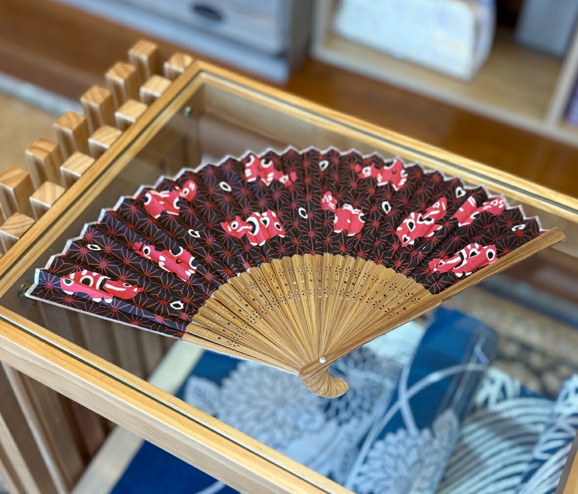 《赤べこ扇子》 シルク生地 疫病退散 あかべこ柄扇子 赤べこ 会津 福島 kimono5298 郡山 かわいい ミニギフト 夏 yukata 浴衣のおともに ギ...