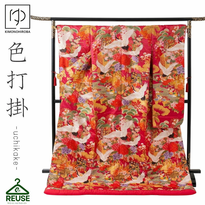 ■華やかさと可憐さを纏う パープルピンクが美しい豪華色打掛 あざやかで印象的なパープルピンクの地色に、 縁起の良い鴛鴦（おしどり）、 華やかな大輪牡丹、 そして気品あふれる御所車など、 お祝いの文様を贅沢にあしらった一着。 豪華さの中に可愛らしさを感じさせるデザインで、 花嫁姿をより華やかに、そして美しく引き立てます。 ■ 商品状態について 状態ランク：A レンタル落ち商品ですが、丁寧に管理されており 全体的に状態の良い美品です 若干のたたみシワあり 中古・リユース品のため一点物ですが、 その分お手頃価格で本格打掛をお楽しみいただけます。 ■ 寸法 身丈(背)：約191cm 裄丈：約65cm 前幅：約28cm 後幅：約31cm 袖丈：約105cm ■ 素材・仕様 表地/絹交織 裏地/ポリエステル100% 種類：色打掛（婚礼和装） ■ 中古打掛の魅力 新品では高額な婚礼衣装も、 リユースだからこそ現実的な価格で手に入るのが魅力。 さらに、レンタルで使用されていた商品は 実用性・見栄えともに実績ある一着です。 ■ ご購入前にご確認ください 中古商品のため、細かな使用感がある場合がございます 1点もののため、交換・再入荷はございません 状態に関するご不明点はお気軽にお問い合わせください ※貸衣装として使用されていた商品です。 婚礼衣装専門店にてレンタル用に手入れされていたものですので比較的に状態の良いお品物です。 十分な検品をしておりますが、見落としなどがある場合もございます。 ご不明な点等ございましたらお気軽にお問い合せくださいませ。 ←着物寸法確認の際、ご参考にどうぞ クリックで詳細画像表示します。 ◆お買い物ガイドについて ご注文前に、お買い物ガイドをご一読下さい。 ◆在庫について 当店では、同じ商品を多店舗で販売しております。 在庫連動システムを使用して在庫管理を行っておりますが、在庫連動には時差がございます。 稀にご注文が重なった場合は、ご注文順とさせて頂きます。 その場合は、在庫切れの場合もあります。その際は当店よりご連絡致します。 ご了承の上、ご注文下さいますようにお願い致します。 ◆画像について ※商品の写真は、可能な限り実物に近い色、風合いを表現できるように調節してありますが、モニターの設定等によって多少誤差が生じる事がございます。あらかじめご了承下さい。 ＜検索用キーワード＞ 打掛 中古 白打掛 中古 色打掛 中古 打掛 リサイクル 打掛 リユース 打掛 used 白無垢 中古 色打掛 リサイクル 白打掛 リサイクル 色打掛 リユース 白無垢 リユース 打掛 販売 中古 白打掛 販売 中古 色打掛 販売 中古 白無垢 販売 中古 花嫁 着物 中古 花嫁 打掛 中古 婚礼 衣装 中古 打掛 安い 白打掛 安い 色打掛 安い 打掛 格安 白打掛 格安 色打掛 格安 打掛 おしゃれ 中古 打掛 豪華 中古 打掛 正絹 中古 打掛 刺繍 中古 白打掛 刺繍 色打掛 刺繍 打掛 和装 婚礼 中古 打掛 結婚式 中古 花嫁 衣装 リサイクル 和装 婚礼 衣装 中古 打掛 前撮り 中古 打掛 フォトウェディング 中古 色打掛 フォト 白打掛 フォト 打掛 撮影用 中古 打掛 衣装 レンタル落ち 打掛 レンタル落ち 白打掛 レンタル落ち 色打掛 レンタル落ち 打掛 used 着物 打掛 一点物 中古 打掛 美品 中古 打掛 状態良好 打掛 アンティーク 打掛 中古 和装 花嫁 着物 リユース 打掛 購入 中古 打掛 楽天 白打掛 楽天 中古 色打掛 楽天 中古