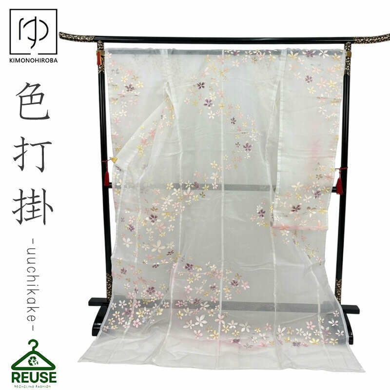 ■透明感あふれるホワイトに、花びらが舞う 軽やかで華やかなオーガンジー色打掛 清らかなホワイトの地色に、花びらが舞うように散りばめられた華やかなデザイン。 透け感のあるオーガンジー素材を使用し、ふんわりと軽やかで、 従来の打掛にはない透明感と抜け感のある美しさを演出します。 さらに裏地にはシャイニー素材を採用。光を受けて上品に輝き、 動くたびに華やかな印象をプラスします。 ■ 商品状態について 状態ランク：S レンタル落ち商品ですが、丁寧に管理されており 全体的に状態の良い美品です 若干のたたみシワあり 中古・リユース品のため一点物ですが、 その分お手頃価格で本格打掛をお楽しみいただけます。 ■ 寸法 袖丈107cm 前幅29cm 後幅33cm 身丈(背)185cm ■ 素材・仕様 ポリエステル100% ■ 中古打掛の魅力 新品では高額な婚礼衣装も、 リユースだからこそ現実的な価格で手に入るのが魅力。 さらに、レンタルで使用されていた商品は 実用性・見栄えともに実績ある一着です。 ■ ご購入前にご確認ください 中古商品のため、細かな使用感がある場合がございます 1点もののため、交換・再入荷はございません 状態に関するご不明点はお気軽にお問い合わせください ※貸衣装として使用されていた商品です。 婚礼衣装専門店にてレンタル用に手入れされていたものですので比較的に状態の良いお品物です。 十分な検品をしておりますが、見落としなどがある場合もございます。 ご不明な点等ございましたらお気軽にお問い合せくださいませ。 ←着物寸法確認の際、ご参考にどうぞ クリックで詳細画像表示します。 ◆お買い物ガイドについて ご注文前に、お買い物ガイドをご一読下さい。 ◆在庫について 当店では、同じ商品を多店舗で販売しております。 在庫連動システムを使用して在庫管理を行っておりますが、在庫連動には時差がございます。 稀にご注文が重なった場合は、ご注文順とさせて頂きます。 その場合は、在庫切れの場合もあります。その際は当店よりご連絡致します。 ご了承の上、ご注文下さいますようにお願い致します。 ◆画像について ※商品の写真は、可能な限り実物に近い色、風合いを表現できるように調節してありますが、モニターの設定等によって多少誤差が生じる事がございます。あらかじめご了承下さい。 ＜検索用キーワード＞ 打掛 中古 白打掛 中古 色打掛 中古 打掛 リサイクル 打掛 リユース 打掛 used 白無垢 中古 色打掛 リサイクル 白打掛 リサイクル 色打掛 リユース 白無垢 リユース 打掛 販売 中古 白打掛 販売 中古 色打掛 販売 中古 白無垢 販売 中古 花嫁 着物 中古 花嫁 打掛 中古 婚礼 衣装 中古 打掛 安い 白打掛 安い 色打掛 安い 打掛 格安 白打掛 格安 色打掛 格安 打掛 おしゃれ 中古 打掛 豪華 中古 打掛 正絹 中古 打掛 刺繍 中古 白打掛 刺繍 色打掛 刺繍 打掛 和装 婚礼 中古 打掛 結婚式 中古 花嫁 衣装 リサイクル 和装 婚礼 衣装 中古 打掛 前撮り 中古 打掛 フォトウェディング 中古 色打掛 フォト 白打掛 フォト 打掛 撮影用 中古 打掛 衣装 レンタル落ち 打掛 レンタル落ち 白打掛 レンタル落ち 色打掛 レンタル落ち 打掛 used 着物 打掛 一点物 中古 打掛 美品 中古 打掛 状態良好 打掛 アンティーク 打掛 中古 和装 花嫁 着物 リユース 打掛 購入 中古 打掛 楽天 白打掛 楽天 中古 色打掛 楽天 中古