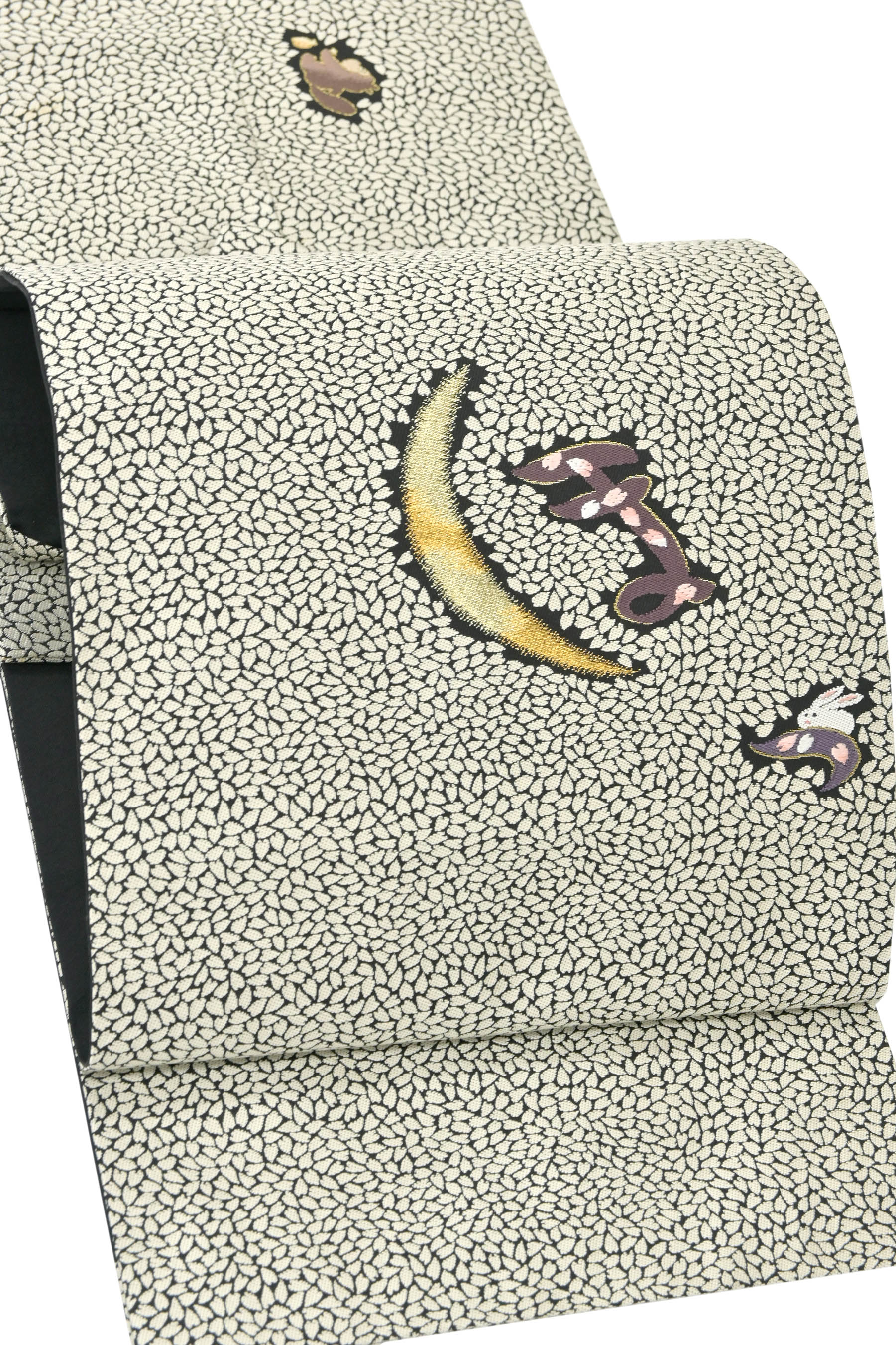 【お得なエブリデイロープライス】 【某織元】 正絹西陣織九寸名古屋帯 ≪御仕立て上がり・中古品≫ 「敷桜に三日月うさぎ」 個性的なデザイン