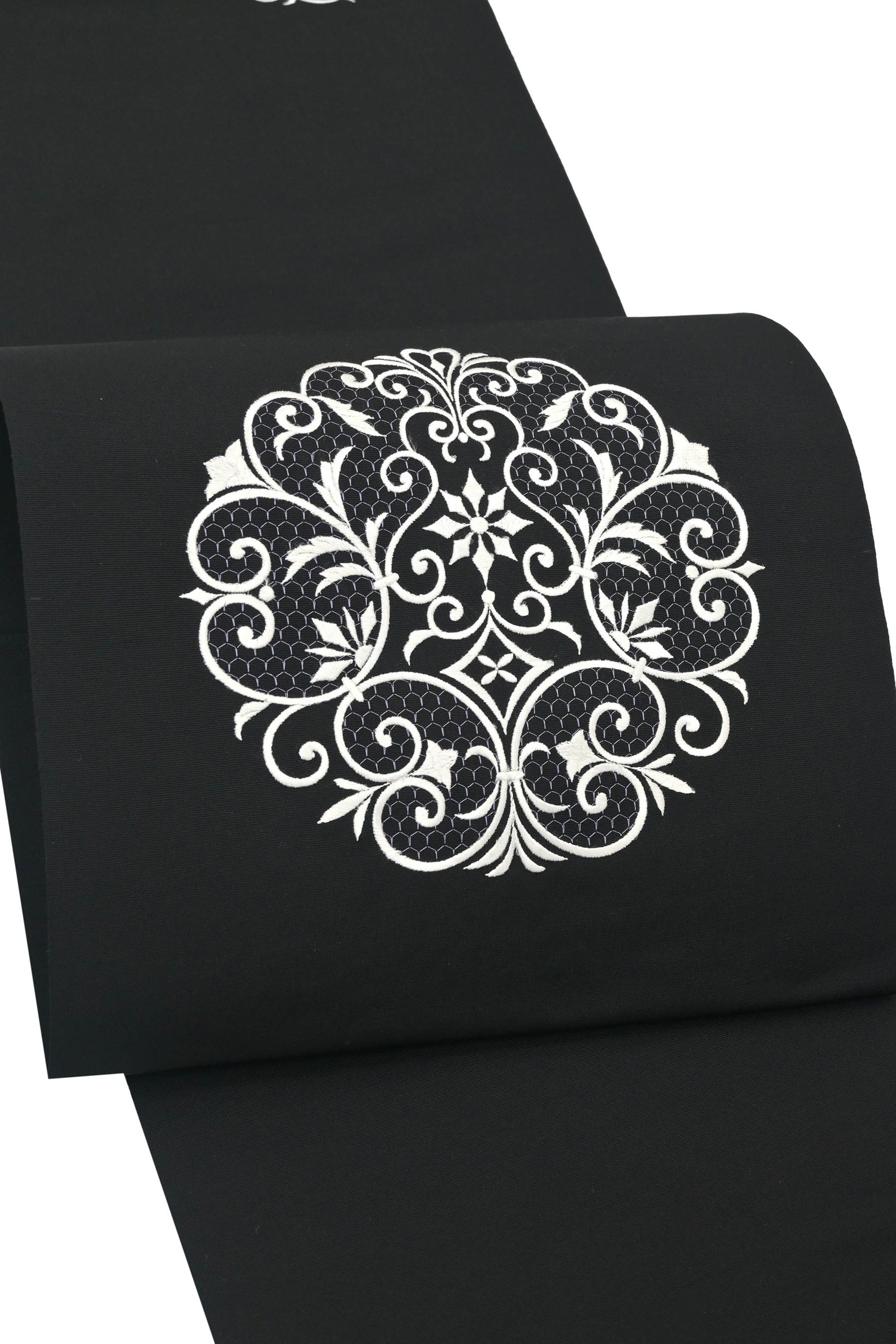 【大蔵ざらえ】 【西陣織元】 特選総刺繍九寸名古屋帯 「アラベスク華文」 気品と個性が響き合う… 刺繍が描く、モダンエレガンス。