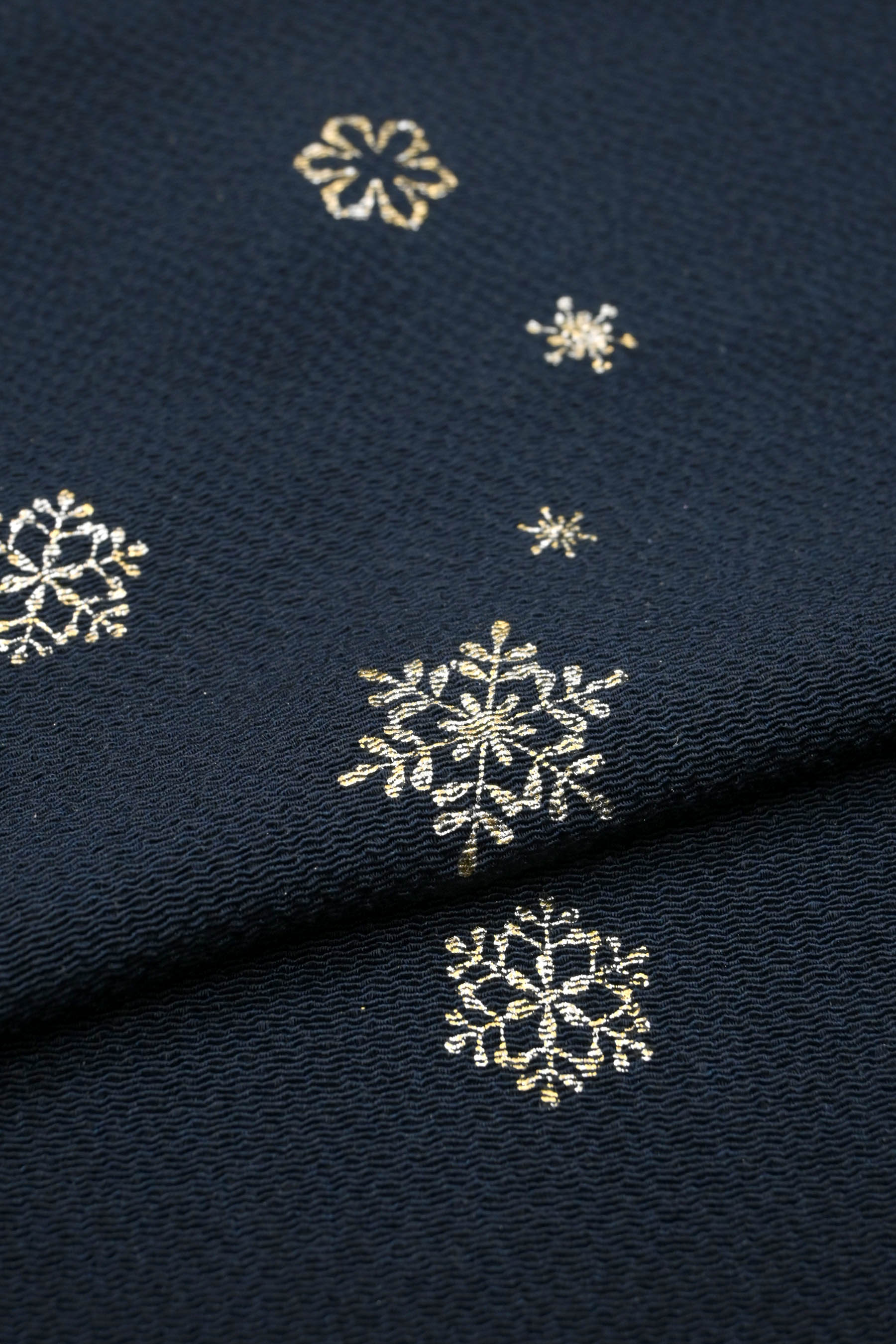 【10％OFFクーポン対象】 ［　人気商品が再入荷　］ 【京都富小路きねや】 帯揚げ ちりめん雪の結晶箔 ..