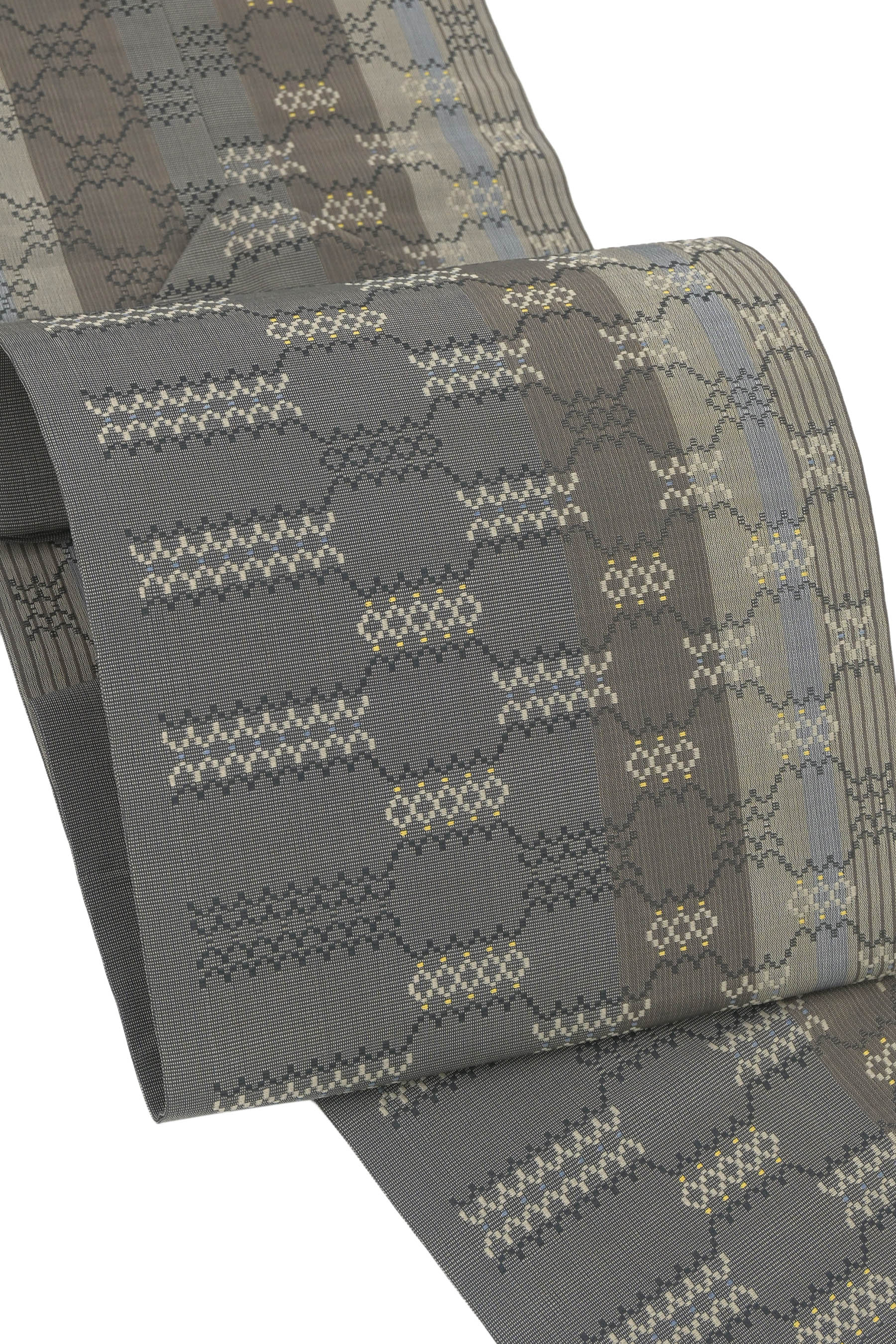 “30日23時迄！” 【ブラックフライデー限定】 【首里花織】 特選本場琉球花織紬九寸名古屋帯 ≪御仕立て上がり・中古美品≫ 「菱花段文」 繊細な織の風合い… シックな良柄入荷！(4)