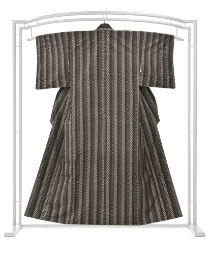 【お得なエブリデイロープライス】【本場大島紬】7マルキカタス式 ≪御仕立て上がり・中古美品≫ 「市松七宝間道紋」 世代を超えて愛される、重宝の一着。 【お得なエブリデイロープライス】【本場大島紬】7マルキカタス式 ≪御仕立て上がり・中古美品≫ 「市松七宝間道紋」 世代を超えて愛される、重宝の一着。