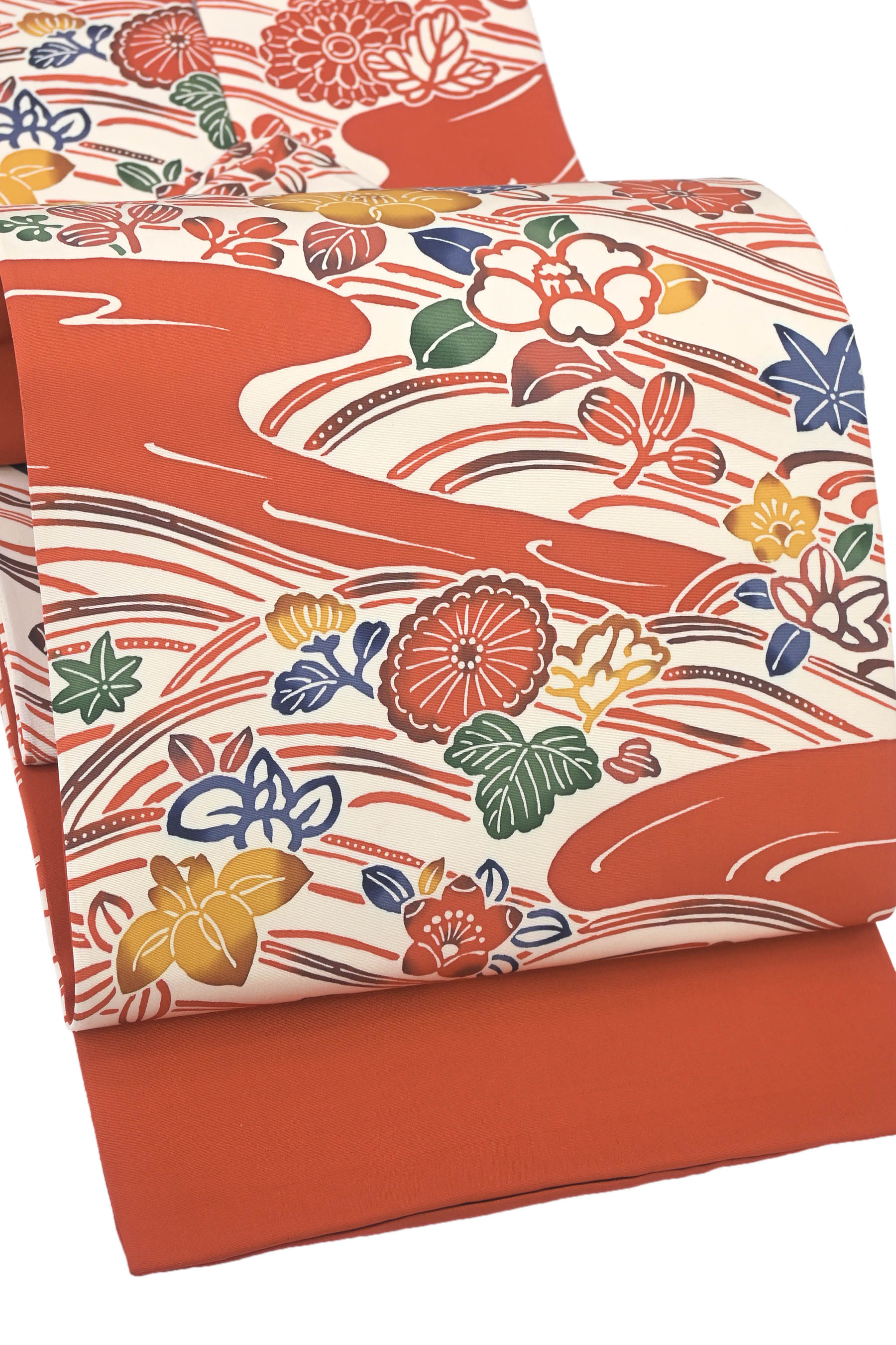 【お仕立て上がり・中古美品】 特選型絵染塩瀬全通九寸名古屋帯「流水に菊椿」型絵染の美。印象のシルエット