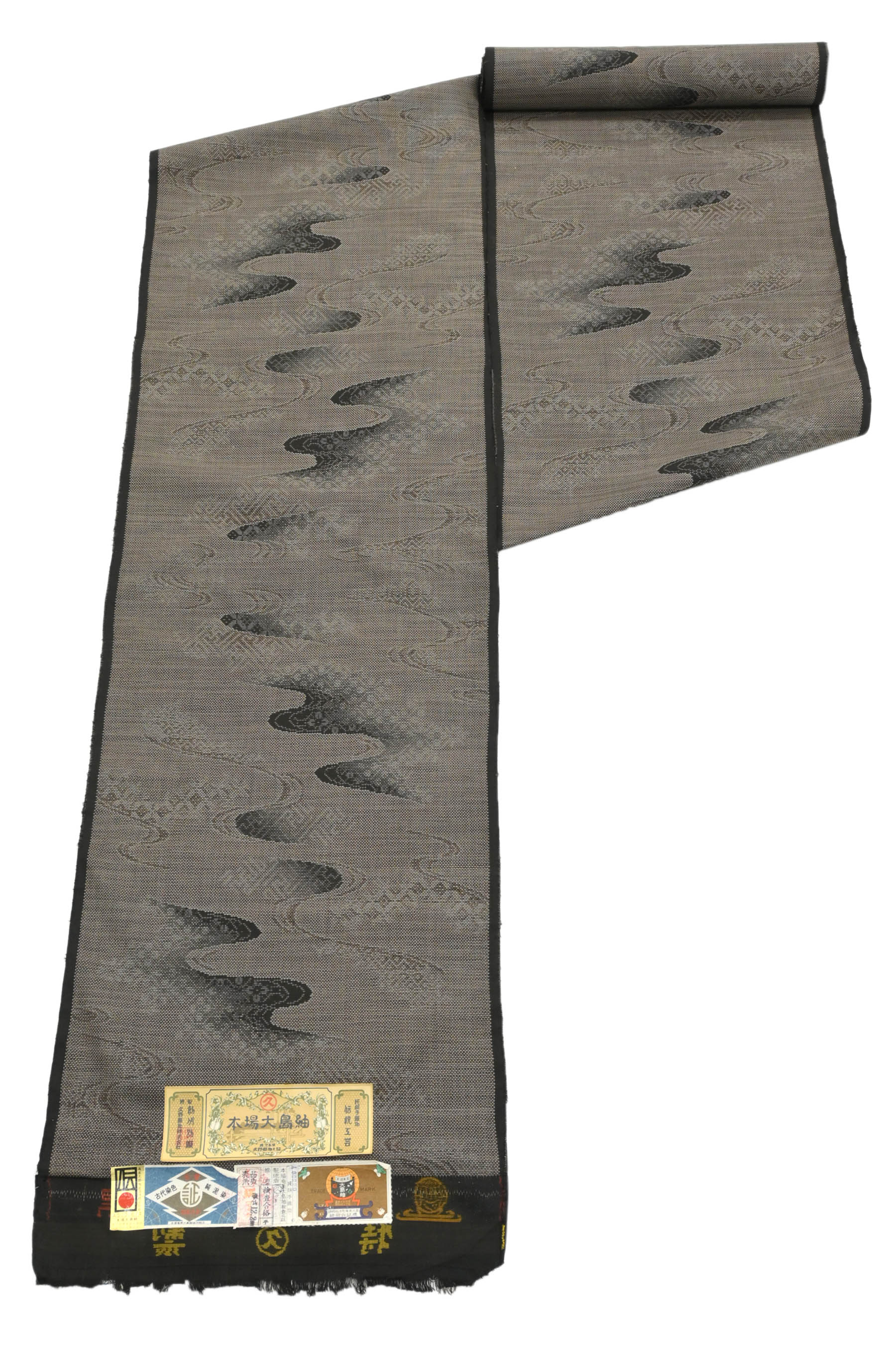 【大蔵ざらえ】 【本場奄美大島紬着尺】 製織：久野織物 7マルキカタス式 古代染色純泥染 「流水有職文様」 名門久野のお品！ 趣あるデザイン！