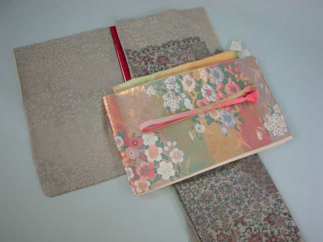 ☆楽天市場出店18周年記念☆ 　　　 　緊 急 開 催 中 ！ ☆ ご 予 約状 況 ☆ ↑ 予約状況が明示されてない場合は 何時でもご予約が可能です。 品 質 表 示 表地．．．（正絹）　裏地．．．（合繊） 身長145cm〜158cm位迄 40代前半から60代前半 [フリーサイズ］ 身 丈(肩)157cm　 袖 丈49,0cm ゆ き(手の長さ) 64センチ ［洋服サイズ11号位迄］ 身 幅(総周り) 136センチ ［ML総周りサイズ136〜142 ゆき65前後］ 訪問着一式レンタル商品の内訳 訪問着・長襦袢・袋帯・重ね衿・帯締め・帯揚げ 肌着裾除け・足袋・帯板・帯枕・伊達〆2本 腰紐4本・衿カラー・草履・バック ↑ (弊店所属の着付け師は上記内容にて着付けを致します。) 付属の草履・バックは アクセサリー感覚です。。。 ※最近のバックは祝儀袋が入り難いのが現状です。※ プレミアムな草履・バックをご希望の場合は 別途 ￥3,240 掛かります。 関東・中部・北陸・関西は 往 復 送 料 無 料！ （1,330×2=￥2,660） ------------------ 北海道・九州・沖縄・離島 東北・中国・四国 は別途一部負担願います。 :往復差額送料（100サイズ）: ↓ 中国・四国・東北...￥220 1,440-1,330=110×2 九　州…￥460　 1,560-1,330=230×2 北海道…￥1,120 1,890-1,330=560×2 後程値段修正させて頂きます。 送料確認は こちらをクリック！ 【 お 勧 め 】 ↓ 弊店、レンタル商品の「安心補償全般サービス」 にご加入頂けますとレンタル期間中内において 補修不可能な汚れや補修費用が著しく多額に 上る場合や一部消失・破れ等 補修不可能な 場合を除き補修費用の請求は致しませんので 安心してご利用頂けます。 【安心補償全般サービス料金1,650円は】 こちらをクリック！ 使用目的は、結婚式・披露宴・結納・お宮参り 753祝い・パーティー・入園式・卒園式 入学式・卒業式等様々な慶事に最適です。 　 『レンタル商品の性格上』 多少の汚れ・難等はご承知頂きご利用願います。 ※使用するには問題ない商品の提供に 努めておりますが 神経過敏の方には新品販売商品をお勧め致します。　　　　 訪問着商品一覧はこちら！ 袋帯商品一覧はこちら！ ☆  使用予定日の13日前から3日前発送  ☆ 返却は使用予定日以後2日後迄OK！ (お客様が指定運送業者に最終お渡し日)   ● 確 認 事 項 ●　 使用目的・使用日 身長・年齢・洋服サイズ（体重）・足袋（足）サイズ 【安心補償全般サービス料金\1,650...有・無　】 【レビューの書き込み...原則有り】　 ------     -----     -----     ----- : 固定経費節減の為 : ------     -----     -----     ----- あえて使用日の設定機能は設けておりません。　　 ご購入手続きの備考欄に確認事項を全て明記願います。 　