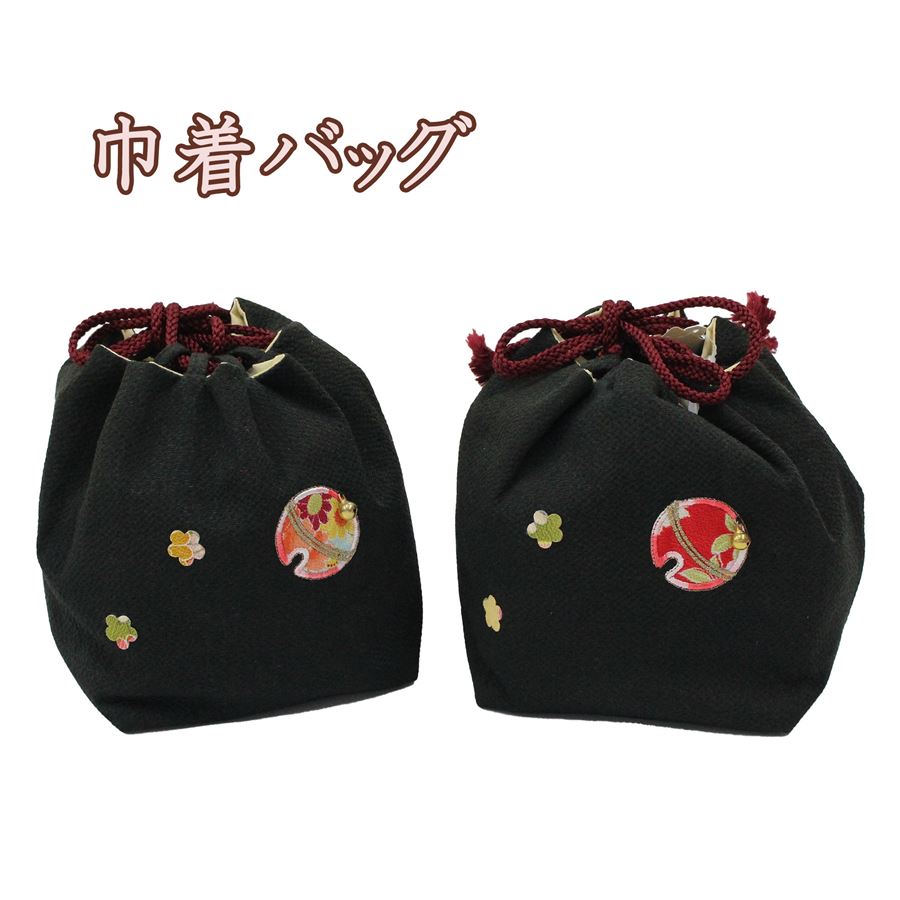 ※こちらは訳あり商品です。 卒業式や成人式の袴衣装姿やお洒落着物の小紋や紬などにも合わせてお使いいただける巾着です。 柄は2種類のうち、どちらかおまかせとさせていただきます。 ※店内長期保管品のため、内側に多数のシミがございます。（画像にてご確認ください。）紐の端にほつれが見られますが、端をカットして結びなおしていただくと綺麗になります。訳ありであることをご承知のうえ、ご購入のお手続きをお願いいたします。 ＜サイズ＞　底板：約12cm×12cm　/　高さ：約16cm ※お客様のモニター環境などにより写真と実物の色目に若干の差異が生じる場合があります。予めご了承ください。 ※なるべくお安く提供出来るようにするために、折りたたんでメール便にて発送させていただきます。お手元に届きましたら広げてシワを伸ばして、紙のクッションなどを入れて形を整えてください。