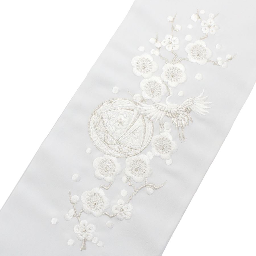 成人式の振袖や卒業式の袴衣装の長襦袢に最適な刺繍の半衿です。 白地に優しいシルバーで華やかな鶴、梅、手鞠が刺繍されています。 柄は豪華ですが色目は優しく落ち着いた感じなので、粋な衿元のお洒落を感じていただけます。 個性的な半衿で和装コーディネートをより一層お洒落で素敵な思い出にしてください！ 生地の素材には新合繊のシルエリーを使用しています。シルエリーは本物の絹のような艶感とハリがあるのが特徴です。 滑らかな肌触りで高級感もあり、適度なハリ、コシがあるので縫い付ける際にも縫い付けやすく扱いやすいです。 洗ってお手入れも可能です。制電性のある素材で、洗濯しても効果は持続します。塵やほこりが付きにくく、綺麗に気持ちよくお使い頂けます。 お手入れは刺繍糸を傷めないためにもクリーニングに出されることをおすすめ致します。 商品説明 素材 生地:ポリエステル100％ 刺繍糸:レーヨン、ナイロン、ポリエステル サイズ 長さ109cm、幅16cm 季節 春・秋・冬 合わせる着物 振袖・袴・花嫁衣裳 用途 披露宴・式典・パーティ・成人式 注意 画面上と実物では多少色具合が異なって見える場合もございます。ご了承ください。 また、生地のとり方により、柄の見え方が異なる場合がございます。 備考 成人式の振袖などに最適です。卒業の袴衣装にもおすすめです。長襦袢に縫い付ける刺繍の半衿です。 大変豪華な刺繍半衿ですので、花嫁の色打ちかけや引き振袖でもご使用いただけます。 晴れ着の衿元をお洒落に華やかに演出できます。こだわりのコーディネートには、ちらりと覗く衿元で華やかな装いを演出しましょう！ 新合繊シルエリーを使用し、まるで正絹のような艶感とハリがあります。 新合繊シルエリーの特徴は、 ●正絹風の艶やかな光沢と滑らかな肌触りがあります。 ●ハリやコシに大変優れています。 ●制電性を備えており、洗濯しても効果を維持します。 ※洗濯の際はクリーニングをお願いします。 ■その他の刺繍半衿はコチラ ■針要らず！半襟用両面テープはコチラ