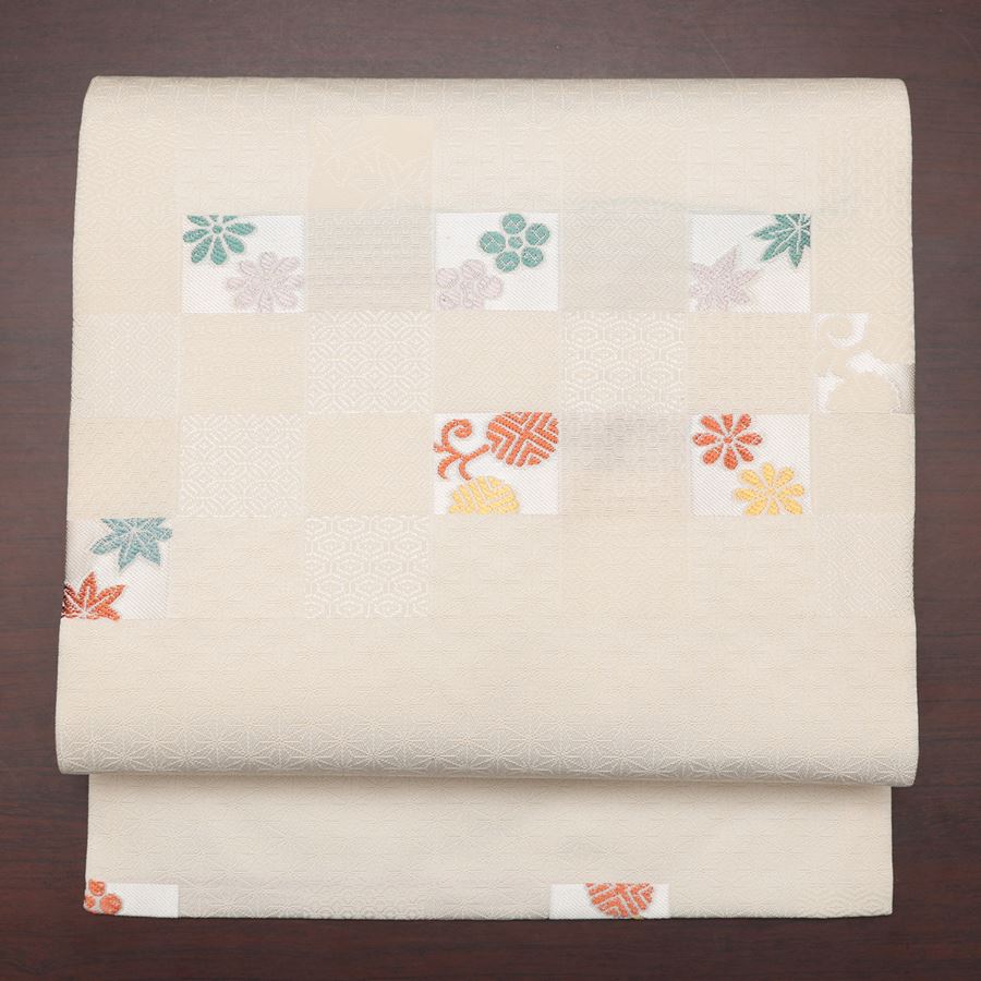 【1000円OFFクーポン対象】 正絹 名古屋帯 生成り オフホワイト 白 丸に波 麻の葉 仕立て済 仕立て上がり 新品 セミフォーマル 色無地 小紋 江戸小紋などに 最適 お茶席 茶会 入学式 卒業式 お宮参り 七五三などに 西陣織 九寸 名古屋帯 お洒落 モダン