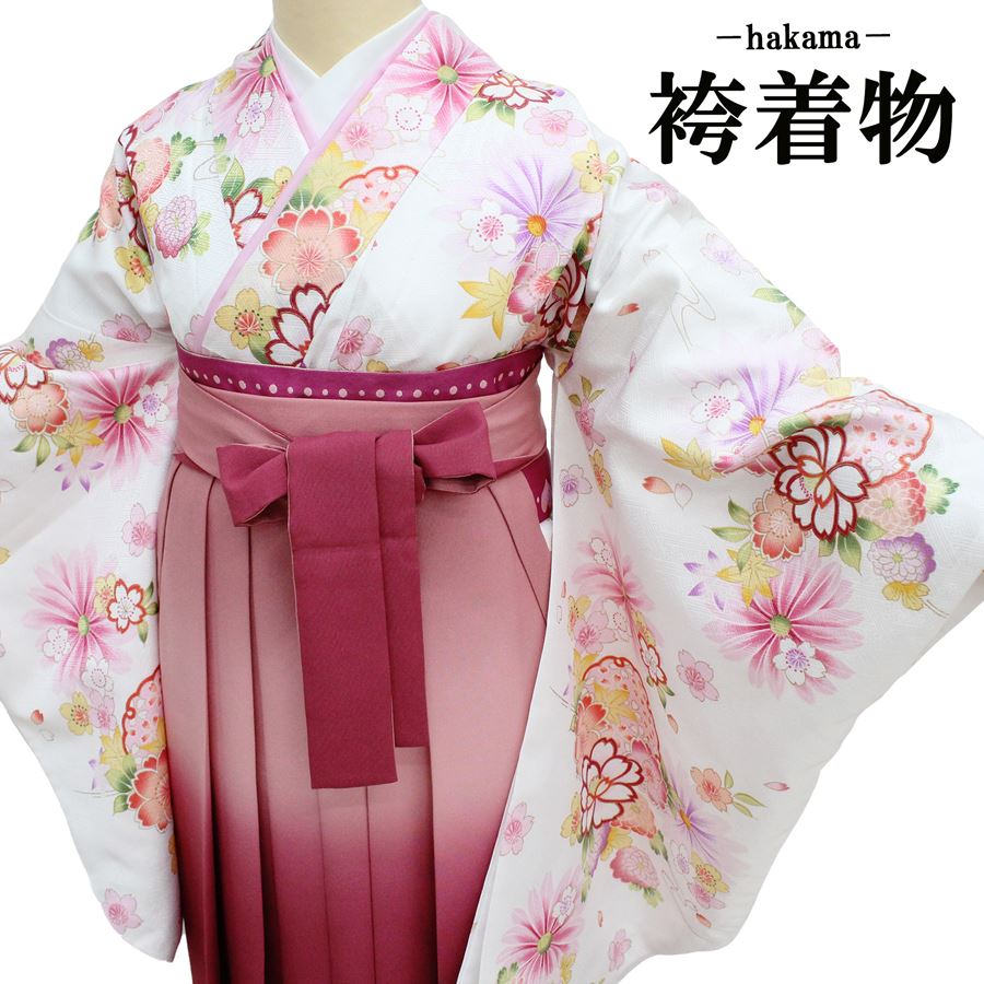 お仕立て上がり小振袖（二尺袖）の販売品です。卒業式や謝恩会など、大切な記念日に着用いただけます。 地模様のある生地で艶感のある白色のお着物です。真っ白なお着物に可憐なお花模様が女性らしさを惹きたてるとても綺麗な一着です。 生地は、ご自宅でもお手入れしやすいポリエステル素材です。軽くふわりとした着心地で一日中着ていても疲れません！ 仕立て上がり・重ね衿つきですので、お届け後すぐにご着用いただけます。 こちらは長尺仕様になっていますので袴なしで帯を合わせてジュニア着物としてご活用もいただけます。 小学生高学年～大学生・専門学生・学校の先生まで卒業式や謝恩会など幅広くお使いいただけます。 【注意事項】 こちらは小振袖単品での販売となります。帯・袴・その他小物はつきませんのでご注意ください。 【素材】 ポリエステル100%・袷 【サイズ】 身丈　 4尺2寸1分（159.1cm） 裄　 　1尺8寸（68cm） 前幅　 6寸5分（24.5cm） 後幅　 8寸（30.2cm） 【状態】 汚れや傷などなく綺麗な状態です。 当店の中古出品商品は、自社でレンタルに使用しているものを販売品として出品しております。徹底した商品管理を行っておりますので、着用いただくにあたって問題のある商品は出品しておりません。レンタル品の買い取りとイメージしていただければと思います。 ※モニター環境により実物と色合いが多少変わる場合があります。商品の状態はなるべく正確に記載するようにしておりますが、多少の見落としなどがある場合もございます。その点何卒ご了承の程お願い致します。神経質な方はご購入をお控えくださいませ。 ◆必要な物が全部そろったお得な着付け小物セットはこちら ◆お買い得な新品草履バッグセットはこちら 【沖縄・離島地域への配送について】当社の配送契約対象地域外のため、ご注文をお受けできません。配送先が沖縄・離島地域のご注文の場合は、お客様都合にてご注文をキャンセルさせて頂きますので予めご了承ください。