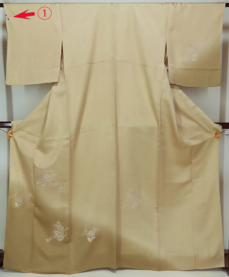 つるりとした紋綸子に、薄赤金、金茶の 地色を染め上げ、スワトウ刺繍にて 花車、草花柄を施した単衣の付下げです。 左袖後ろに薄小汚れが有りますが、 地模様のタタキ柄と似ている為、 大変分かりにくく、気にならないと思います。 正絹居敷当なし／ハギレ・証紙なし ■k3862723-3206rym ■種類：単衣着物　付下げ ■状態：中古美品／小汚れ ■素材：正絹 ■対象年齢：20代後半から永く ■重量：627g ＝サイズ＝ ■対応身長156〜166cm ■裄　：64.5cm（約+4cm）（袖巾32.5cm）　 ■身丈：163cm　肩から ■袖丈：49cm ■前巾：24cm ■後巾：31cm ■手縫い ■サイズ後ろ（+○cm）は、お直しで出せる長さです。 ■裄直し　ご注文ページはこちらです。 ■加工お申込みの場合、代引き不可となります。 他のショッピングモール・店舗にて 同時出品中のお品の為、ご注文日が 重なった場合、ご購入時間の早い お客様を優先させて頂きます。 ※お使いのディスプレイの種類や 　設定の差により実物の色と画像の 　色が少々異なることもございます。 ※こちらのお品の返品はご遠慮下さい。