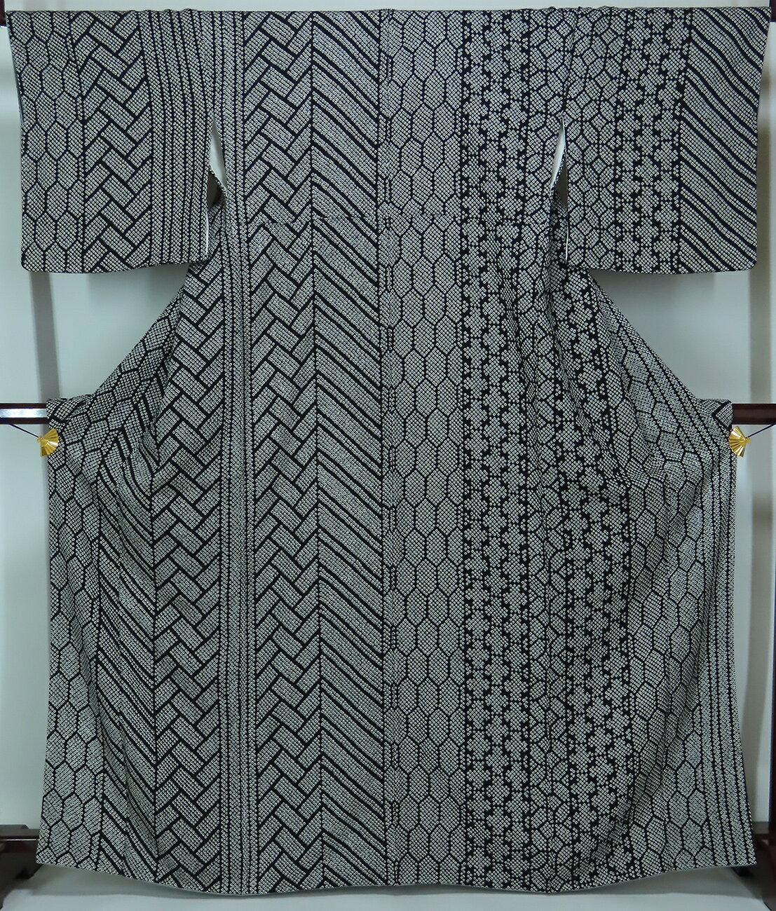 細身　小紋　総絞り　身丈160cm　裄67.5cm　裏打ち仕立て　 黒白【中古】美品 k3901712-3286rym