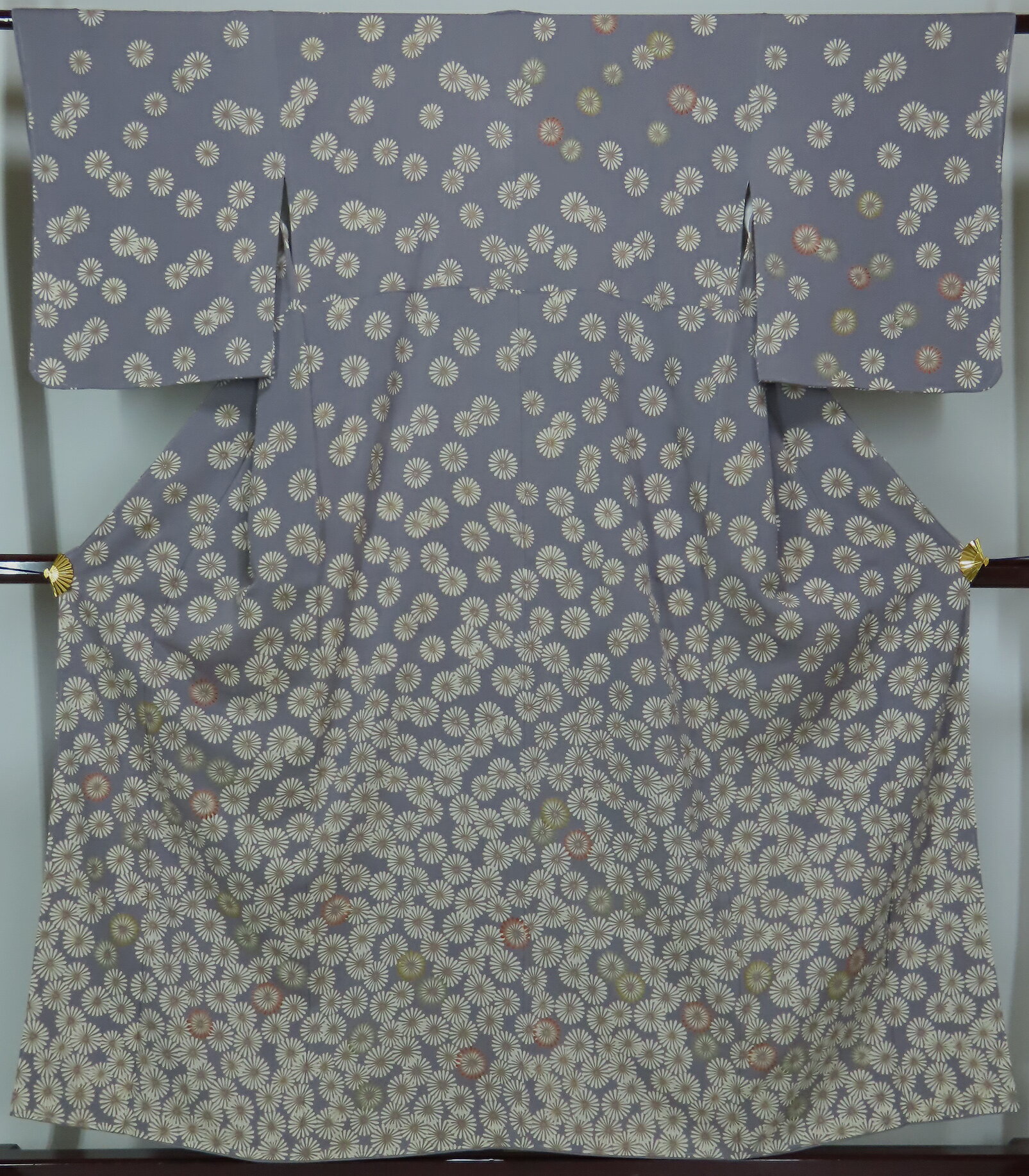 凹凸感、重量感のある上質な 二越ちりめんに、薄灰紫の地色と 菊柄を染め上げた訪問着です。 胴裏が少し黄色がかっておりますが、 着用に支障ございません。 表は難なしです。 ※こちらのお品の返品はご遠慮下さい。 ■種類：訪問着 ■状態：中古美品／丸洗い済みの仕付あり ■素材：全て正絹 ■対象年齢：60代〜永く ＝サイズ＝ ■対応身長143〜153cm ■裄　：63cm（約+4cm）　袖巾32.5cm ■身丈：151cm ■袖丈：49cm ■前巾：23cm ■後巾：29cm ■手縫い ■サイズ後ろ（+○cm）は、お直しで出せる長さです。 細かく検品を行い、難、臭いなど 気になる点が有りましたら説明文に 明記しておりますが、万が一見落とし等で、 ご使用できない難がございましたら 1週間以内にお知らせください。 他のショッピングモール・店舗にて 同時出品中のお品の為、ご注文日が 重なった場合、ご購入時間の早い お客様を優先させて頂きます。 ※お使いのディスプレイの種類や 　設定の差により実物の色と画像の 　色が少々異なることもございます。