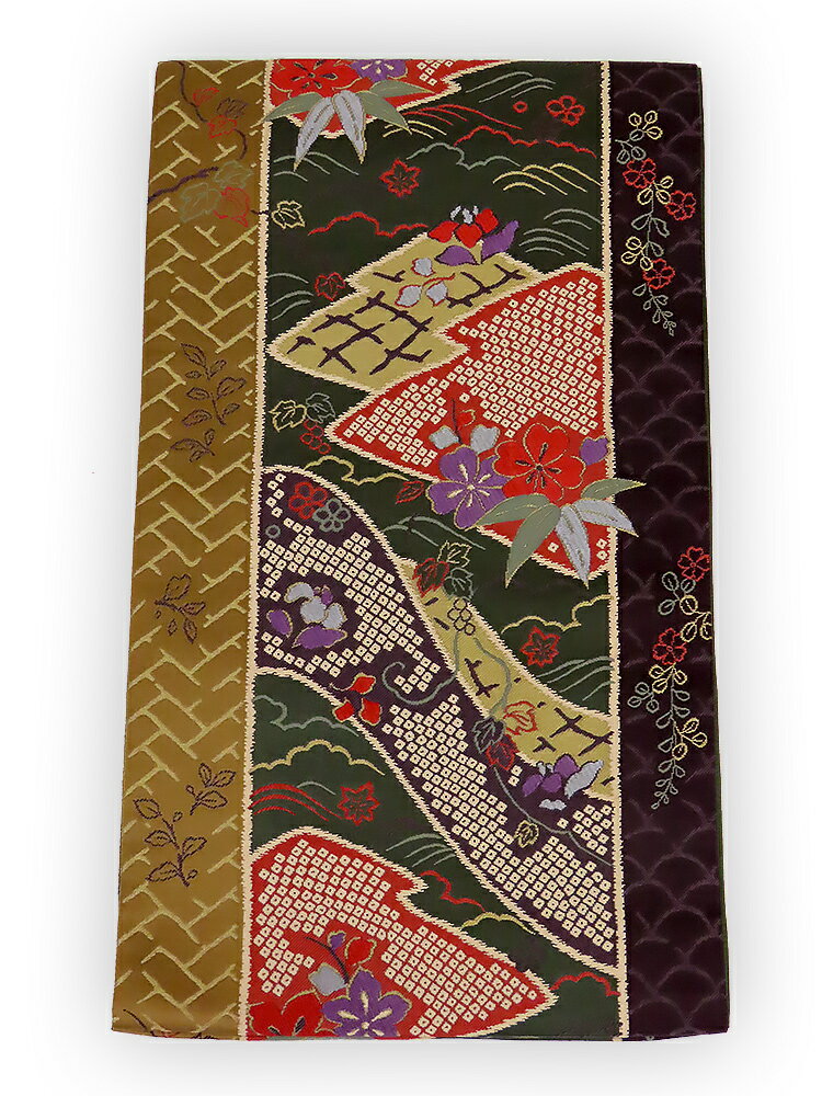 暗めの深緑・薄茶・黒紫に 織り分けられた帯地に 朱・紫・臼杵位色などの色糸にて 松皮菱や流水文、季節の花木柄や紋柄を 織り描いた　六通柄　袋帯　です。 密な織の滑らかな感触。 しっかりとした芯仕立につき 重量感と適度な張りがございますが しなやかな風合いの帯地です。 前腹の文様に小織不がございますが 殆ど目立たない程度のものです。 また、メーカー確認のため たれ端を一部解いておりますので 縫い合わせてご使用ください。 汚れや傷などの難は見当たらず においなどもなく、きれいな状態です。 ■種類：六通柄　袋帯 ■状態：中古　美品 ■難　：前柄　小織不 ■長さ／幅／厚み：約4m30cm／約31cm／2mm ■生地：正絹 ■地色：深緑系 ■小紋などに ※専用の箱はございません。 ■ガード加工　ご注文ページはこちらです。■加工お申込みの場合、代引き決済は不可となります。 他のショッピングモール・店舗にて 同時出品中のお品の為、ご注文日が 重なった場合、ご購入時間の早い お客様を優先させて頂きます。 ※お使いのディスプレイの種類や 　 設定の差により実物の色と画像の色が 　 少々異なる場合がございます。 ※こちらの商品の返品はご遠慮ください。　