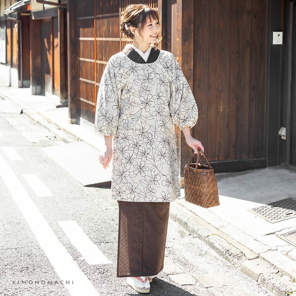 (母の日準備！クーポンで300円OFF)ロング丈 割烹着「ベージュ 花」日本製 オシャレ かわいい 綿割烹着 ロング割烹着 着物割烹着 エプロン プレゼント最適品 母の日 割烹着 おしゃれ ロング 花柄 着物 着物用 和装 かっぽう着 かっぽうぎ 実用的 【メール便対応可】