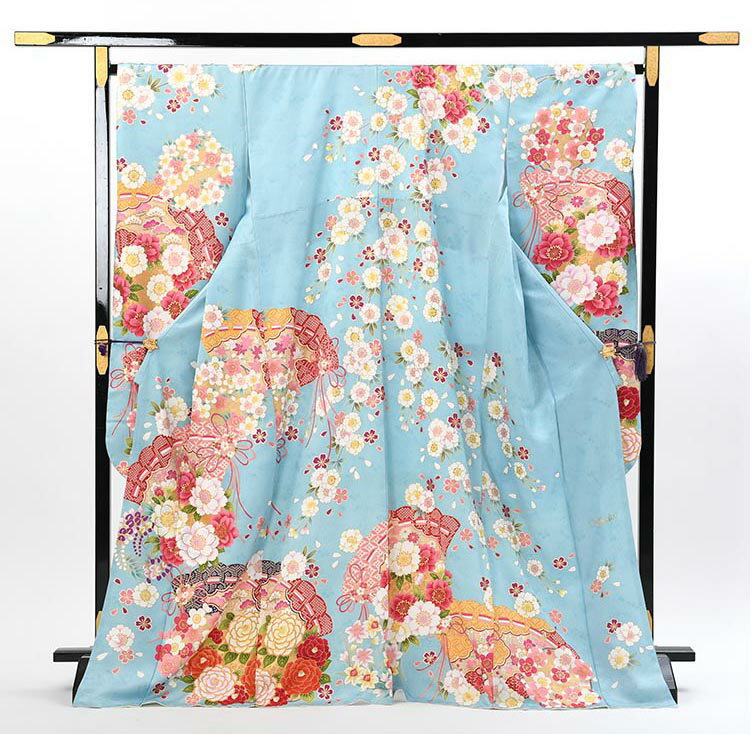 ※通常はご予約日から前後10日間空きがございましたらご利用いただけます。年末年始、GW、夏季休業期間近くのご利用の場合はお問合せください。 この着物について 正絹の振袖です。成人式や未婚の女性の第一礼装としてお召頂けます。檜扇に桜と可愛らしい花々がちりばめられた華やかな一枚となっております。背が高めの162cm前後でヒップ113cm前後の方にご着用頂けます。結婚式や成人式におすすめ。素材：正絹 R8/5/10予約 サイズ サイズ LOサイズ 身長 お薦め身長158cm-165cm 身丈 171cm(4尺5寸2分) 裄丈 72cm(1尺9寸) 袖丈 110cm(2尺9寸1分) ヒップ お薦めヒップサイズ110cmまで 前巾 29cm(7寸7分) 後巾 35cm(9寸2分) お薦め号数 お薦め号数　13号 15号 17号 セット内容 着用に必要なものは以下一式揃えております。【きもの・袋帯・長襦袢・肌着スリップ・帯揚・帯〆・末広・草履・バッグ・足袋・伊達締め2本、腰紐4本、前板、帯枕、衿芯】袋帯や帯揚げ帯〆や小物のコーディネートは、おまかせ下さい。ご来店の場合、下見にて一緒に決めましょう。ご要望などのあるお客様は備考欄に具体的にご記入ください。 注意事項 ※商品の色目につきましては、お客様のご覧になられますパソコン機器及びモニタなどの違いにより実際の商品素材の色と相違する場合が御座います。予めご了承下さい。 ※商品画像の帯や小物に関しましては、あくまでイメージとなります。画像と同じようなコーディネートご希望の場合は、事前にご相談ください。 ※表記されている寸法はメンテナンス（洗い）をすることによって多少の誤差が生じる場合がございます。大きく変わることはございませんが、寸法が気になる方はお問い合わせください。 　正絹の振袖です。成人式や未婚の女性の第一礼装としてお召頂けます。檜扇に桜と可愛らしい花々がちりばめられた華やかな一枚となっております。背が高めの162cm前後でヒップ113cm前後の方にご着用頂けます。結婚式や成人式におすすめ。