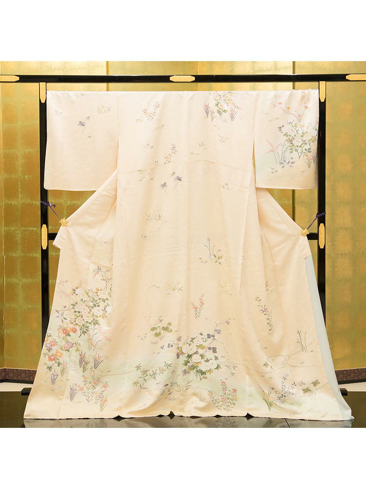 ※通常はご予約日から前後10日間空きがございましたらご利用いただけます。年末年始、GW、夏季休業期間近くのご利用の場合はお問合せください。 この着物について 10月〜5月までお召いただける訪問着です。上品なクリーム地に四季の花の柄。ふくよかな方向けです。卒園式、卒業式、入学式、結婚式や七五三など様々なシーンで活躍いたします。素材：正絹 R7/8/9予約済み サイズ サイズ XOサイズ 身長 お薦め身長159cm〜165cm 身丈 170cm 裄丈 74cm ヒップ お薦めヒップサイズ110cm〜120cm 前巾 31cm 後巾 36cm お薦め号数 お薦め号数 17号 19号 21号 セット内容 帯柄、帯揚、帯〆、伊達衿、半衿、草履、バックは当店プロスタッフがお着物にあったものをコーディネートさせて頂きます。ご要望などのあるお客様は備考欄に具体的にご記入ください。 注意事項 ※商品の色目につきましては、お客様のご覧になられますパソコン機器及びモニタなどの違いにより実際の商品素材の色と相違する場合が御座います。予めご了承下さい。※商品画像の帯や小物に関しましては、あくまでイメージとなります。画像と同じようなコーディネートご希望の場合は、事前にご相談ください。※表記されている寸法はメンテナンス（洗い）をすることによって多少の誤差が生じる場合がございます。大きく変わることはございませんが、寸法が気になる方はお問い合わせください。10月〜5月までお召いただける訪問着です。上品なクリーム地に四季の花の柄。ふくよかな方向けです。卒園式、卒業式、入学式、結婚式や七五三など様々なシーンで活躍いたします。