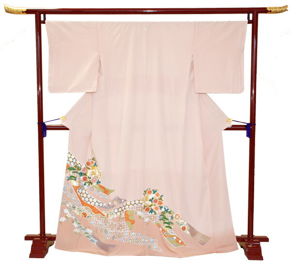 ☆お申し込み方法 「買い物かごに入れる」ボタンをクリックして、 備考欄に、ご使用月日、お支払方法、サイズ等をご記入下さい。 ★色留袖レンタルのセット内容色留袖着用に必要なものは全て揃っています。 ※補正にタオルが必要な場合があります。必要な場合は、着付されるお店にご確認下さい。オプションで高級袋帯に変更の場合はこちらで帯をご覧いただけます。 〔色留袖レンタル〕品番：i-120 ■Mサイズ■身丈：4尺2寸8分/裄丈：1尺7寸8分/前巾：6寸6分/後巾：8寸■オススメ身長152cm〜158cmぐらいまで ■ヒップ約100cmくらいまで ■素材：表地　絹100％　　胴裏　ポリエステル100％ ■紋：五三桐地色：ピンクオレンジ系※サイズはご相談下さい。 予約なし※通常はご予約日から前後10日間空きがございましたらご利用いただけます。年末年始、GW、夏季休業期間近くのご利用の場合はお問合せください。 ※画像について※※商品の色目につきましては、お客様のご覧になられますパソコン機器及びモニタなどの違いにより実際の商品素材の色と相違する場合が御座います。予めご了承下さい。※商品画像の帯や小物に関しましては、あくまでイメージとなります。画像と同じようなコーディネートご希望の場合は、事前にご相談ください。※表記されている寸法はメンテナンス（洗い）をすることによって多少の誤差が生じる場合がございます。大きく変わることはございませんが、寸法が気になる方はお問い合わせください。 &nbsp; 　◇あんしんプランご案内◇オプションで行っております「あんしんプラン」をお申込みいただきますと、お衣装1点に付きプラス1000円〜2000円の安心料金をお支払いいただきますと、修理代は一切頂きません。安心して当日お過ごしいただく為に、レンタル衣装をご利用いただく全ての皆様にそれぞれご加入いただきますようお勧め申し上げます。　詳しくはこちらをご覧下さい。サイズなどについての詳細は、 「商品についての問い合わせ」ボタン、電話075−353−8800 又はメールにてお問合せください。【送料無料（北海道・沖縄・一部離島を除く）】&nbsp; 予約なし※ご予約日の前後10日間は、発送・クリーニングなどの都合上ご利用いただけない場合がございます。お問合せください。【送料無料（北海道・沖縄・一部離島を除く）】