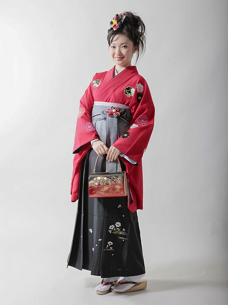 とってもオシャレな振袖袴レンタルフルセット♪卒業式は、これでバッチリ。通常、60,000円以上のセットをネット価格28,800円！★半巾帯は、当店にお任せください。希望がある場合は、お問合せ下さい。袴の色は変更可能です。 ご希望がある場合は...