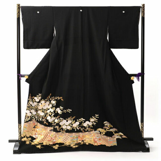 ☆お申し込み方法 「買い物かごに入れる」ボタンをクリックして、 備考欄に、ご使用月日、お支払方法、サイズ等をご記入下さい。 ★黒留袖レンタルのセット内容黒留袖着用に必要なものは全て揃っています。 【セット内容】袋帯・長襦袢・肌着 スリップ・帯揚げ・帯〆（帯締）・末広・コーリンベルト・扇子・草履・バッグ・足袋・伊達締め（伊達〆）・腰紐・前板・帯枕・衿芯　　　　※補正にタオルが必要な場合があります。　　　必要な場合は、着付されるお店にご確認下さい。オプションで高級袋帯に変更の場合はこちらで帯をご覧いただけます。 〔留袖レンタル〕【TM-13】☆新郎新婦のお母様にオススメ☆■MSサイズ&nbsp;◇身丈：4尺2寸3分（158cm）&nbsp;◇裄丈：1尺7寸5分（66cm）&nbsp;◇前巾：6寸4分&nbsp;◇後巾：8寸&nbsp;◇身長：約145cm～153cm&nbsp;◇ヒップ：約100cm位まで&nbsp;サイズはご相談ください。&nbsp;■素材：正絹&nbsp;■紋：五三桐　　　　　　　　　　　　 R7/3/2予約※通常はご予約日から前後10日間空きがございましたらご利用いただけます。年末年始、GW、夏季休業期間近くのご利用の場合はお問合せください。 ※画像について※※商品の色目につきましては、お客様のご覧になられますパソコン機器及びモニタなどの違いにより実際の商品素材の色と相違する場合が御座います。予めご了承下さい。※商品画像の帯や小物に関しましては、あくまでイメージとなります。画像と同じようなコーディネートご希望の場合は、事前にご相談ください。※表記されている寸法はメンテナンス（洗い）をすることによって多少の誤差が生じる場合がございます。大きく変わることはございませんが、寸法が気になる方はお問い合わせください。 &nbsp; 　◇あんしんプランご案内◇オプションで行っております「あんしんプラン」をお申込みいただきますと、お衣装1点に付きプラス1000円〜2000円の安心料金をお支払いいただきますと、修理代は一切頂きません。安心して当日お過ごしいただく為に、レンタル衣装をご利用いただく全ての皆様にそれぞれご加入いただきますようお勧め申し上げます。　詳しくはこちらをご覧下さい。サイズなどについての詳細は、 「商品についての問い合わせ」ボタン、電話075−353−8800 又はメールにてお問合せください。 30代　40代　50代　60代黒留袖レンタル