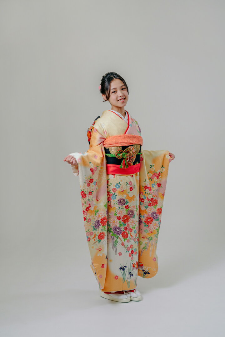 とっても可愛い十三参り用きものセット♪☆お申し込み方法「買い物かごに入れる」ボタンをクリックして、備考欄に、ご使用月日、身長・足のサイズなどをご記入下さい。十三参りの場合は、まだ中学生なので肩上げをいたします。身長と体重、ヒップ、裄丈もご記入ください。わからない場合は、お気軽にご相談ください。★レンタルのセット内容着用に必要なものは揃っています。着物・袋帯・長襦袢・重ね衿・帯揚げ・帯〆草履・巾着バッグ・足袋・着付け用小物髪飾りは入っていません。コーディネートは、おまかせ下さい。☆サイズ身丈　148〜160cmくらいに適しています。裄丈　※お客様に合わせて調節します袖丈　約104cm☆素材着物：正絹　帯：正絹またはポリエステルサイズなどについての詳細は、電話又はメールにてお問合せください。075−353−8800※通常はご予約日から前後10日間空きがございましたらご利用いただけます。年末年始、GW、夏季休業期間近くのご利用の場合はお問合せください。予約状況予約なし十三参りとは？旧暦の3月13日（現在の4月13日）に、生まれた干支の年、つまり数え年13歳になった少年少女を祝う行事。京都では、法輪寺の虚空蔵菩薩にお参りに行き、智恵や福運を授かりにいきます。関西で盛んな行事ですが、最近は関東でも行われるようになってきました。東京は浅草寺など。期間：基本4月13日ですが、3月13日〜5月13日に参拝されているようです。◆画像について※商品の色目につきましては、お客様のご覧になられますパソコン機器及びモニタなどの違いにより実際の商品素材の色と相違する場合が御座います。予めご了承下さい。※商品画像の帯や小物に関しましては、あくまでイメージとなります。画像と同じようなコーディネートご希望の場合は、事前にご相談ください。※表記されている寸法はメンテナンス（洗い）をすることによって多少の誤差が生じる場合がございます。大きく変わることはございませんが、寸法が気になる方はお問い合わせください。◇あんしんプランご案内オプションで行っております「あんしんプラン」をお申込みいただきますと、お衣装1点に付きプラス1000円〜2000円の安心料金をお支払いいただければ修理代は一切頂きません。安心して当日お過ごしいただく為に、レンタル衣装をご利用いただく全ての皆様にそれぞれご加入いただきますようお勧め申し上げます。　詳しくはこちらをご覧下さい。