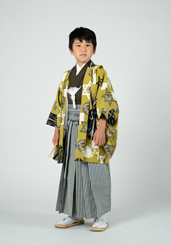 ※通常はご予約日から前後10日間空きがございましたらご利用いただけます。年末年始、GW、夏季休業期間近くのご利用の場合はお問合せください。 この着物について 五才の男の子用の袴セットです。着物の色は茶色、羽織はモダンな柄です。モデル身長120cm中心に寸法直ししております。多少の寸法の違いは着付け等で調整ください。きちんと寸法直しする場合は、別途料金がかかります。お問い合わせください。素材：着物と羽織は表・絹/裏・ポリエステル、袴はポリエステル サイズ サイズ サイズ モデル身長 120cm 身丈 裄丈 47cm（1尺2寸4分） 袖丈 49cm（1尺2寸9分） 羽織丈 62cm（1尺6寸4分） 前巾 後巾 お薦め号数 セット内容 着物と袴に加えて、草履や扇子などの小物セットいたします。ご要望などのあるお客様は備考欄に具体的にご記入ください。 注意事項 ※商品の色目につきましては、お客様のご覧になられますパソコン機器及びモニタなどの違いにより実際の商品素材の色と相違する場合が御座います。予めご了承下さい。 ※商品画像の帯や小物に関しましては、あくまでイメージとなります。画像と同じようなコーディネートご希望の場合は、事前にご相談ください。 ※表記されている寸法はメンテナンス（洗い）をすることによって多少の誤差が生じる場合がございます。大きく変わることはございませんが、寸法が気になる方はお問い合わせください。五才の男の子用の袴セットです。着物の色は茶色、羽織はモダンな柄です。モデル身長120cm中心に寸法直ししております。多少の寸法の違いは着付け等で調整ください。きちんと寸法直しする場合は、別途料金がかかります。お問い合わせください。