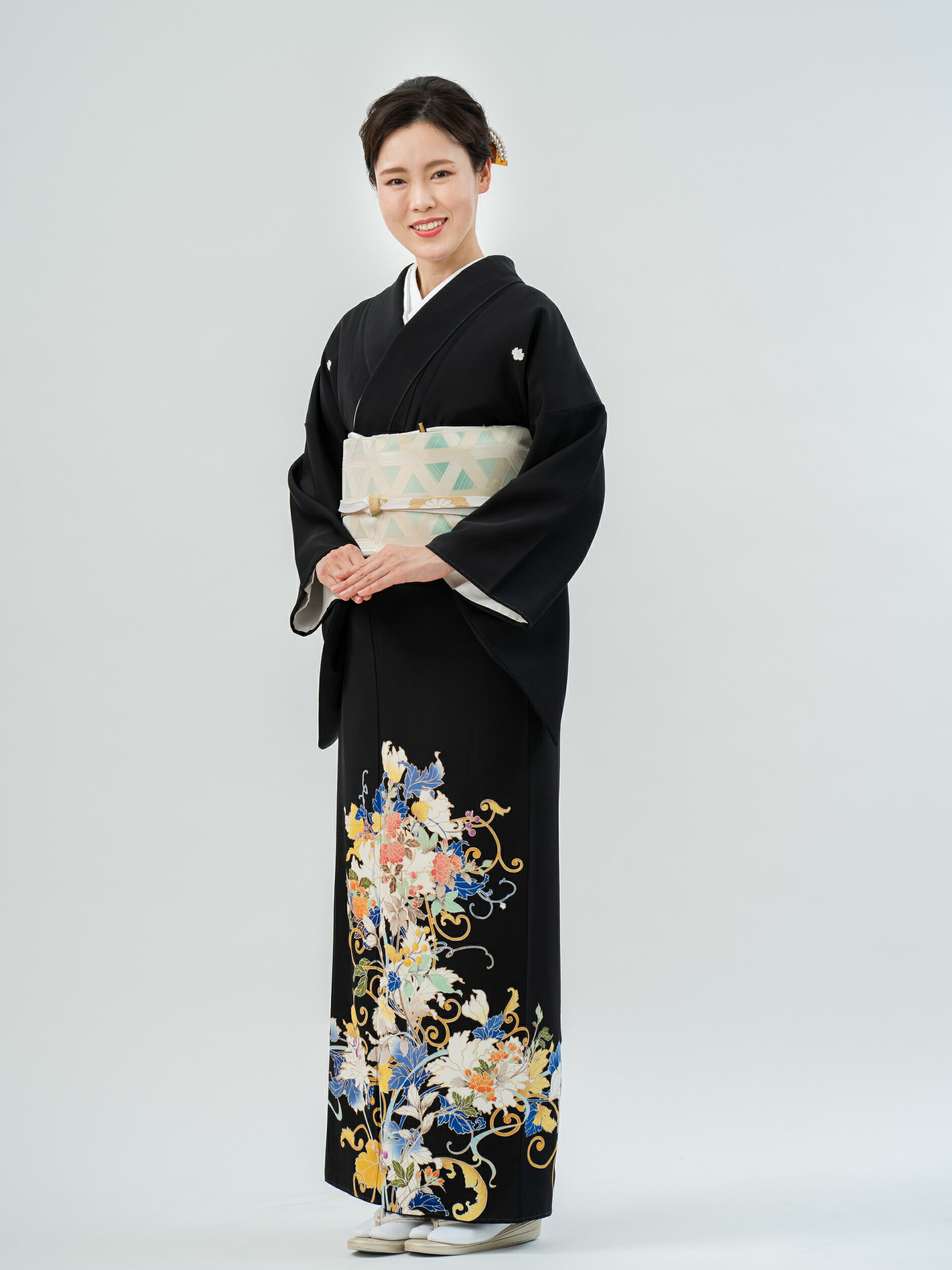 Rakuten - 【レンタル】 黒留袖レンタル 着物レンタル 留袖 最高級 京友禅 「若冲調の逸品・ 蔦に木香薔薇文」 フルセット 黒留袖 レンタル 結婚式 披露宴 母親 親族 列席者 おすすめ 貸衣装 正絹 姉妹 叔母 伯母 木香薔薇 蔦 青 MLサイズ【品番：t-656】 50代