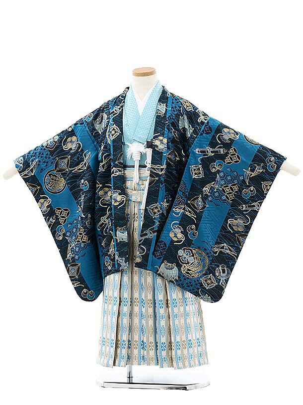 お申し込みの前に必ずページ下の「ご予約状況」をご確認ください。 　 &nbspサイズ 身長：105cm〜115cm 身丈：59cm／肩裄：48cm／袖丈：54cm(羽織) 袴丈：57cm(おへそからくるぶしまでの長さです。) &nbsp素　材 化繊 　 &nbsp付属品 羽織、着物、袖なし襦袢、角帯一体型袴、羽織紐、扇子、かいけん、お守り、草履、足袋、サスペンダー※小物はこちらでコーディネートさせて頂きます。 レンタル&nbsp期　間 レンタル期間は 3泊4日 となります。ご利用日 2日前 にお届けになります。ご利用日の翌日夕方までに返却発送して下さい。 &nbsp 備　考 ※レンタル品です。販売用ではありません。※下記予約状況表を必ずご確認下さい。重複する期間でのご利用はできません。 *素材感や色合いの表現には個人差があり、環境により色合いが異なる場合がありますので、ご了承の上ご注文お願い致します。